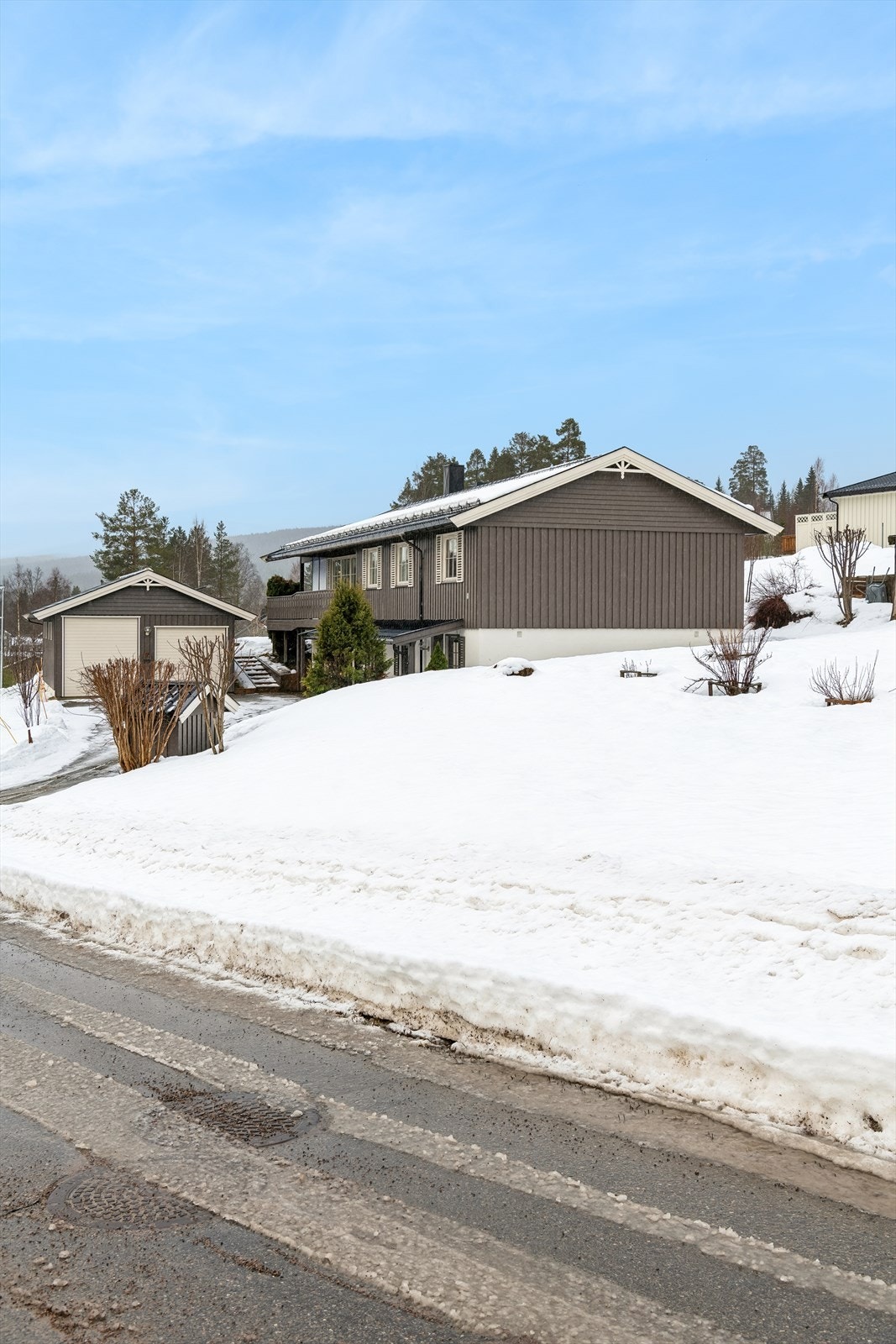 Eiendommen ligger i et etablert boligområde i Jordet, med kort vei til både natur og lokale tjenester. Galleribilde