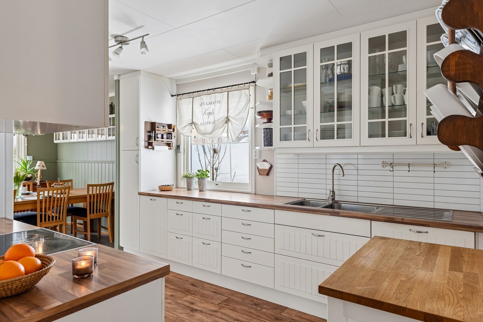 Kjøkkenet ble modernisert i 2010 og har rikelig med skap- og benkeplass, og integrert oppvaskmaskin. Galleribilde