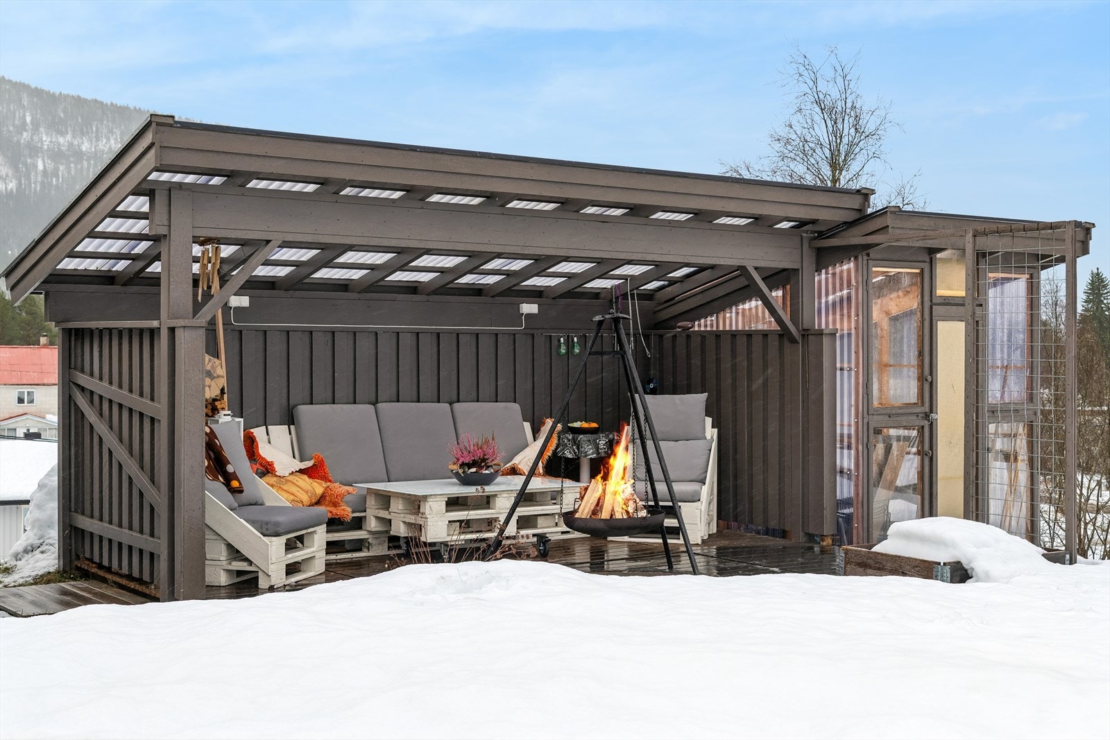 I hagen er det etablert en lun og overbygget uteplass, perfekt for samvær utendørs. Galleribilde