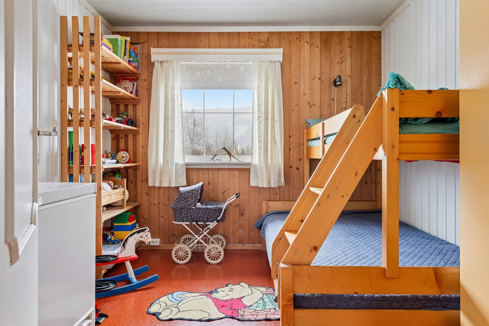 Boligen har totalt fem soverom, som gir god plass og fleksibilitet for hele familien. Galleribilde