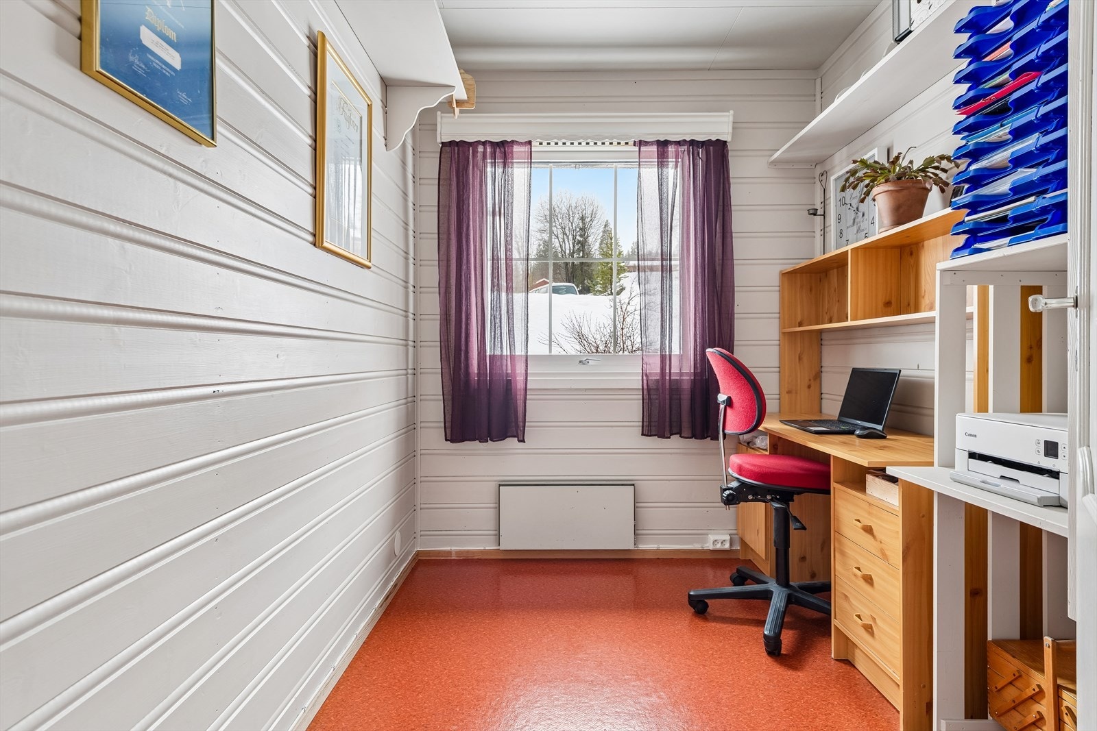 Praktisk kontor som gir mulighet for en skjermet arbeidsplass, adskilt fra de sosiale sonene. Galleribilde