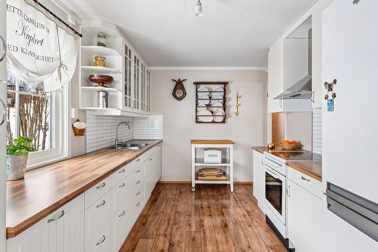 Innredning med malte laminerte fronter og benkeplate i laminat. Gulvbelegg er også fra 2010. Galleribilde