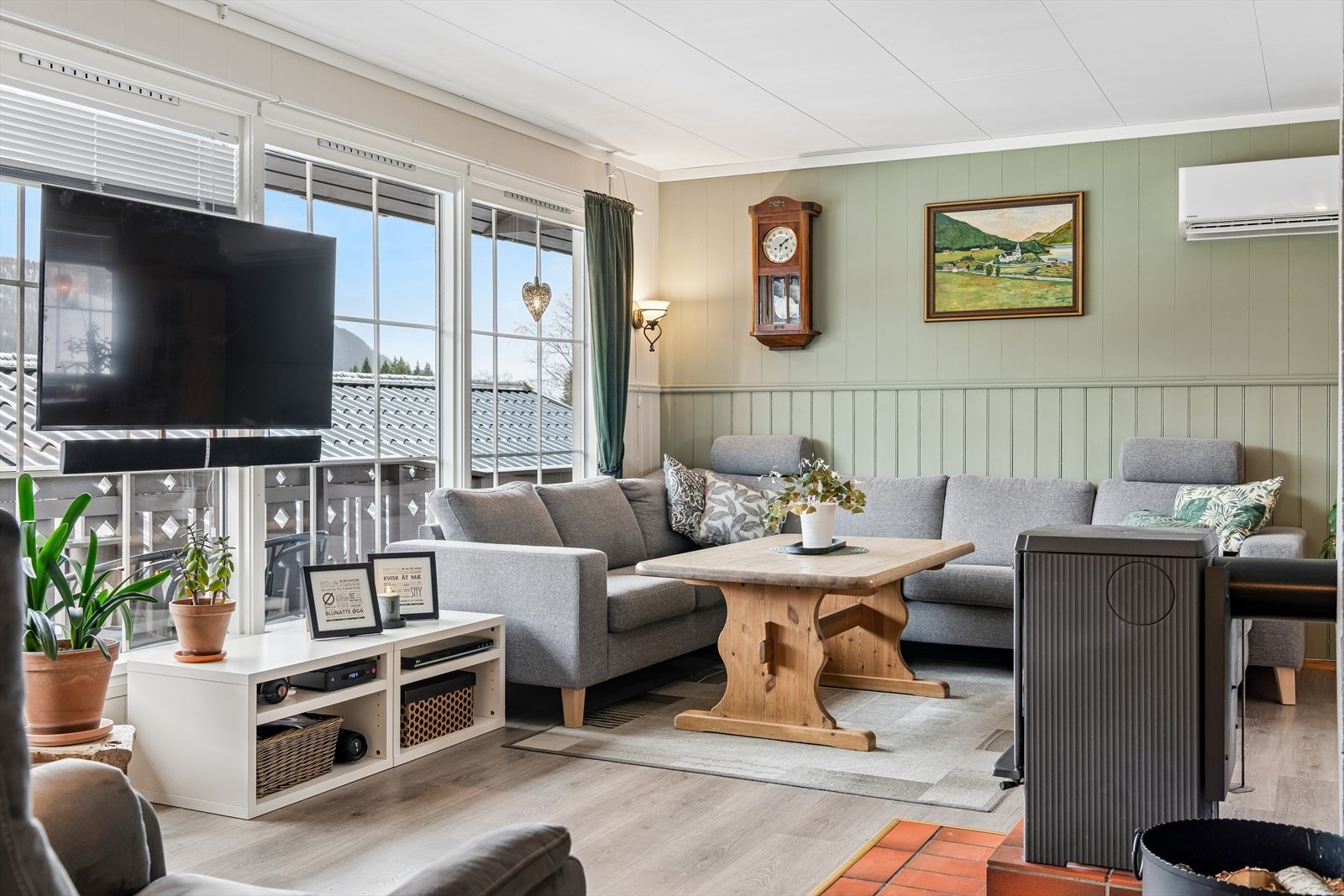 Rommet har god plass til flere sittegrupper og en fleksibel møblering. Galleribilde