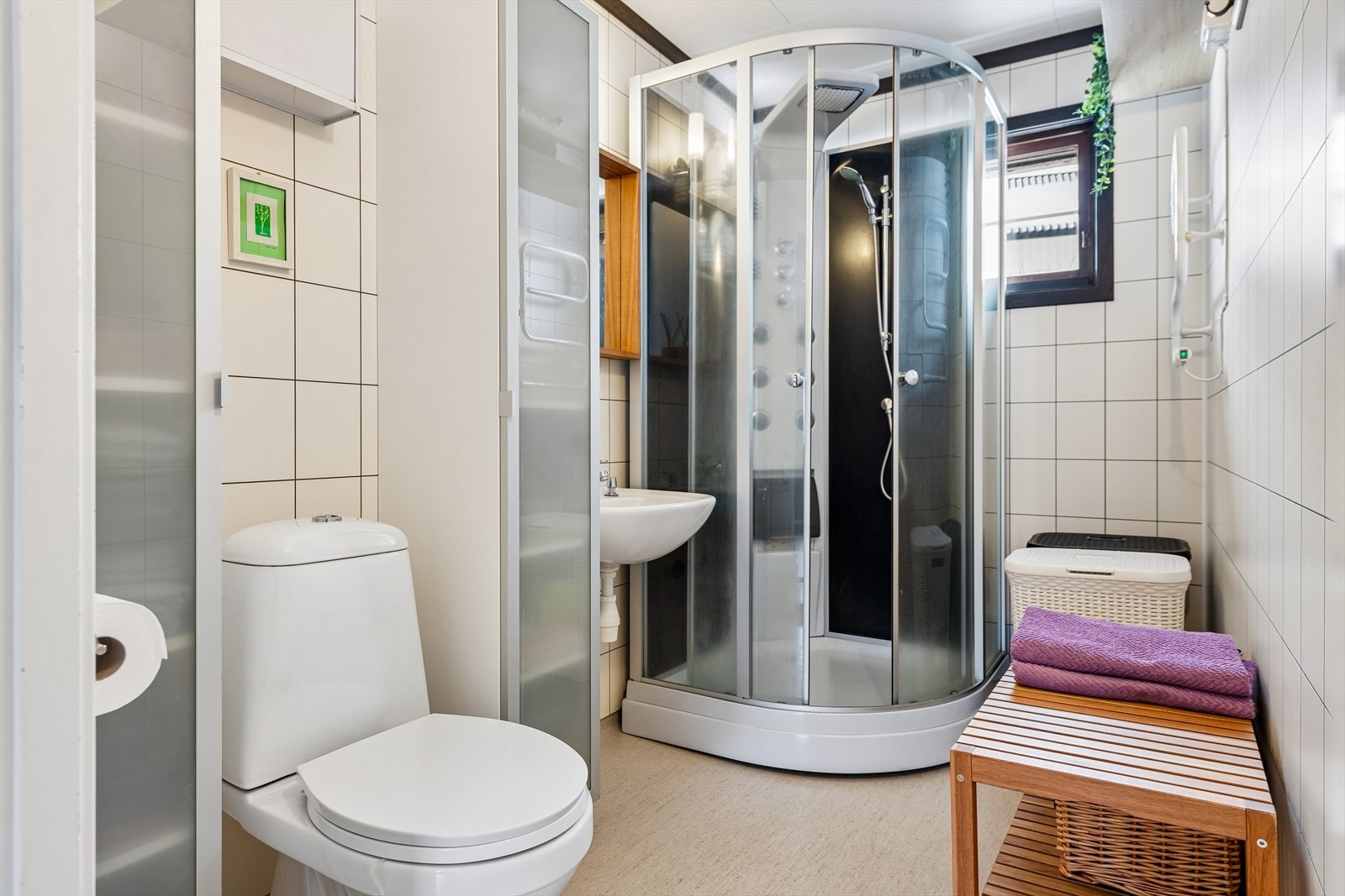 Badet i hovedetasjen ble oppgradert med nytt gulvbelegg og våtromsplater på veggene i 2015. Galleribilde