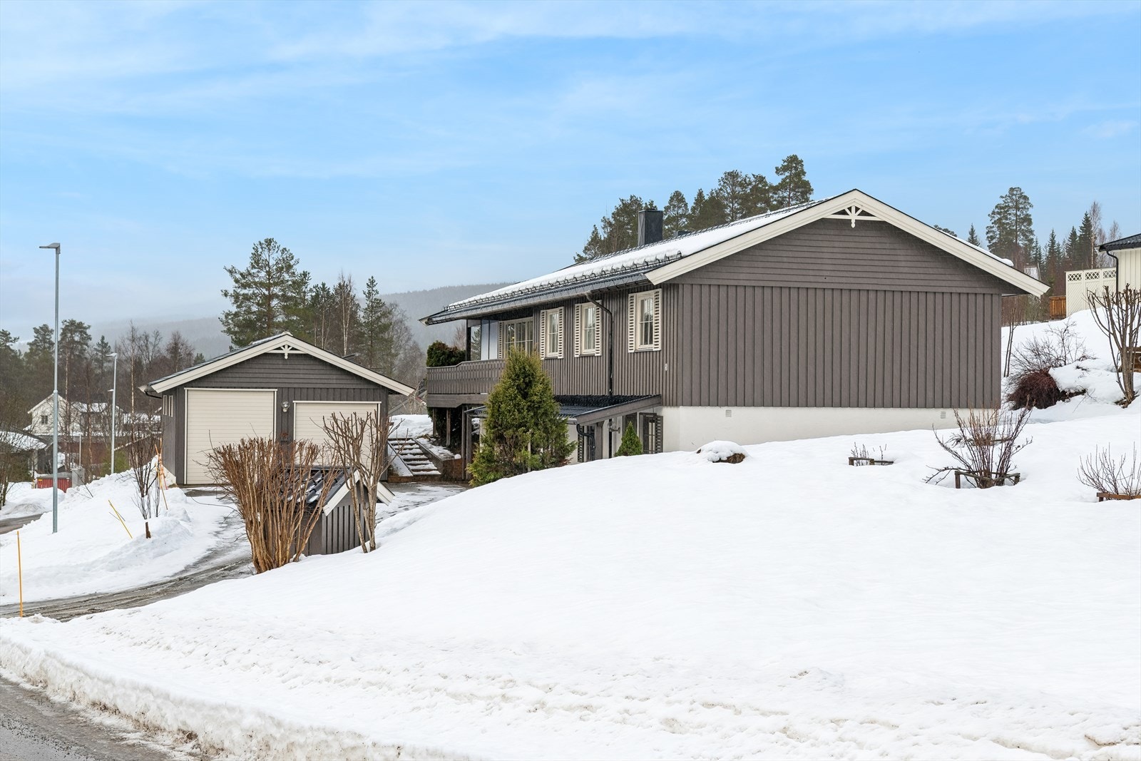Enebolig fra 1978, tilbygget i 1993. Utvendig kledning ble sist overflatebehandlet rundt 2022. Galleribilde