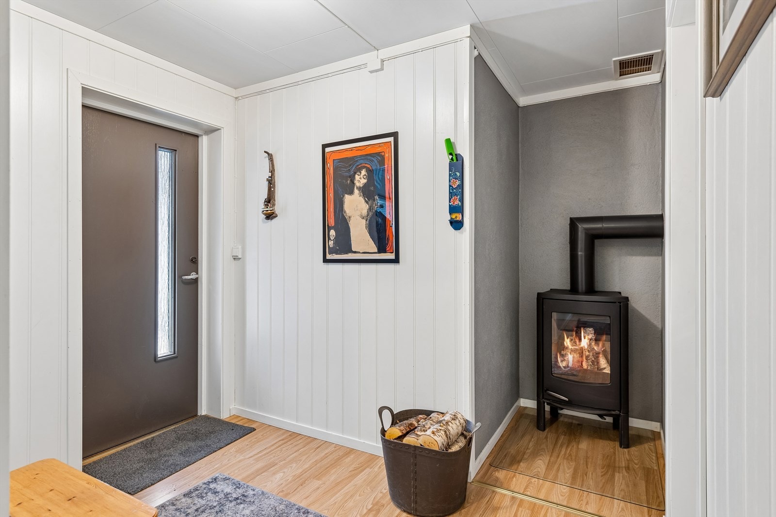 Entré i kjelleren med en ny vedovn fra 2024 som gir god varme ved ankomst. Galleribilde