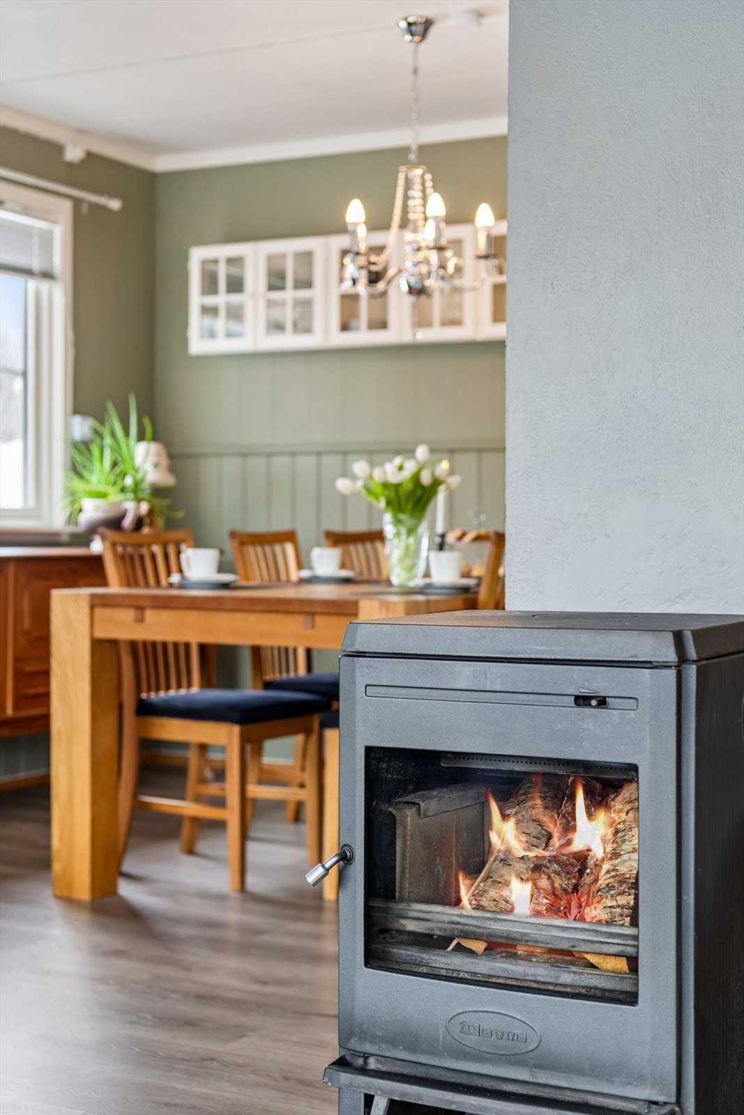 Peisovnen i stuen fikk nye ildfaste steiner i 2024 og er klar for kalde kvelder. Galleribilde