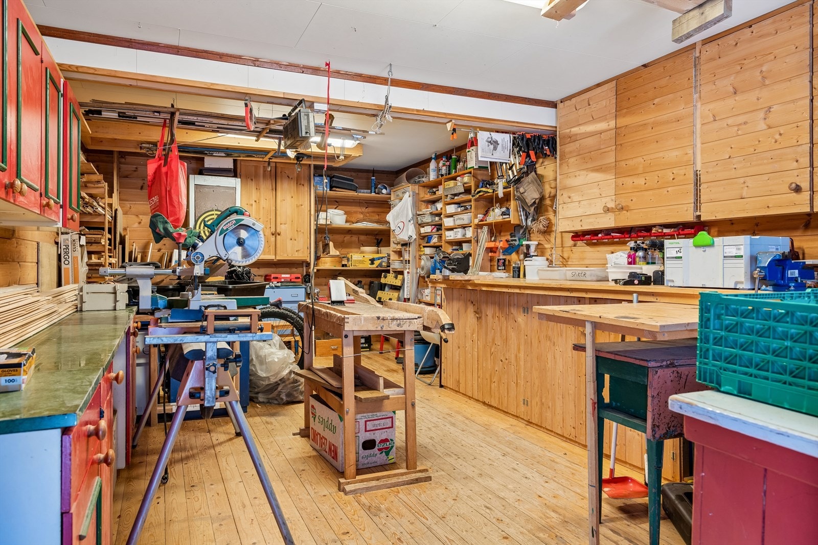 Stort hobbyrom med egen inngang, tilbygget i 1993. Et perfekt rom for verksted eller plasskrevende hobbyer. Galleribilde