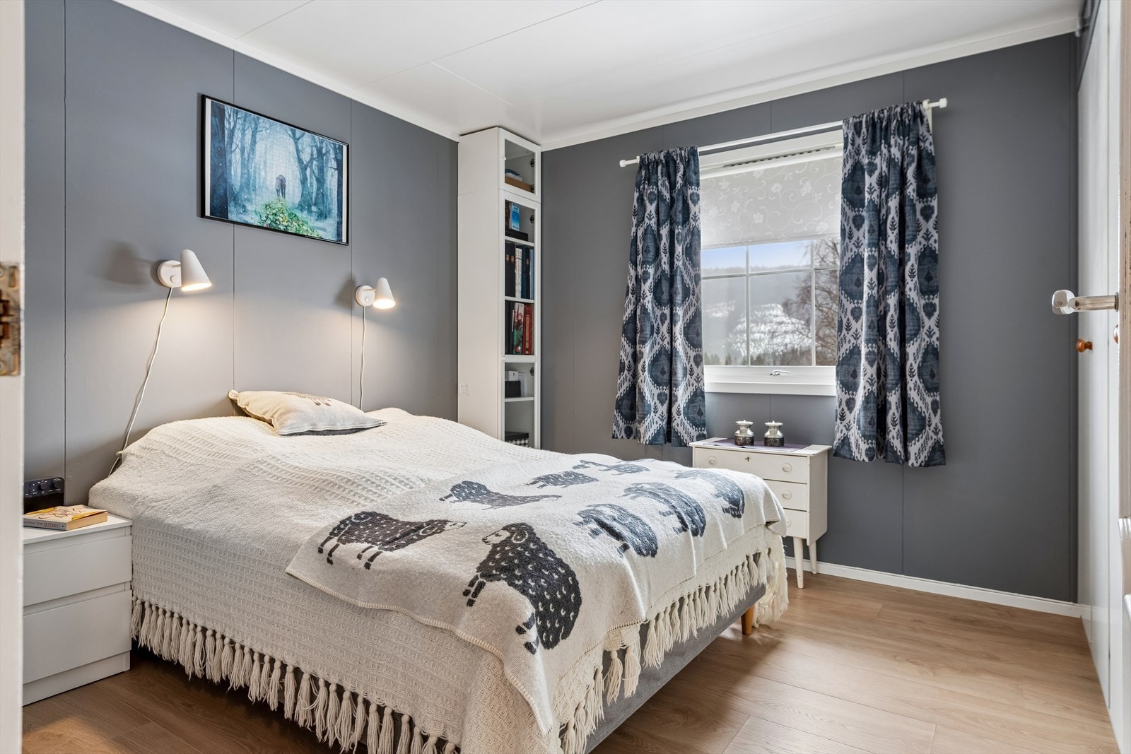 Hovedsoverom ble overflatebehandlet og fikk nytt laminatgulv i 2021. Galleribilde