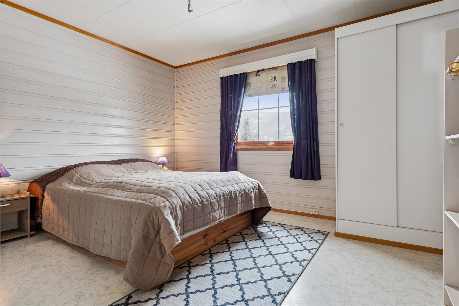 Soverom med god plass til dobbeltseng og garderobeløsning. Dette rommet ble påbygget i 1993. Galleribilde