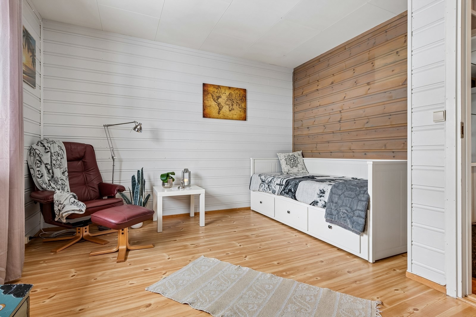 Lyse og trivelige soverom med plass for personlig preg og møblering. Dette soverommet ble påbygget i 1993. Galleribilde