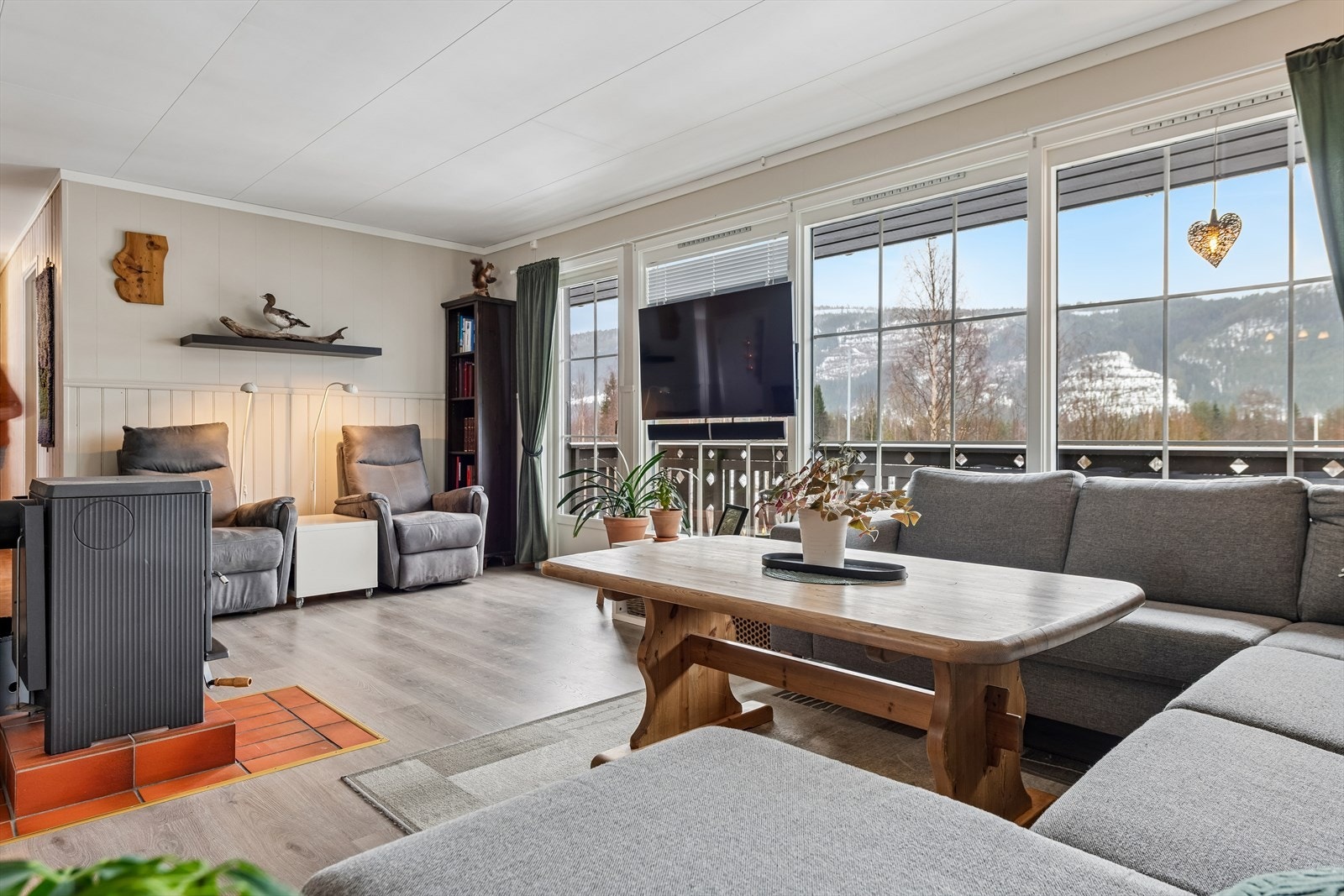 De store stuevinduene fikk 3-lags glass i 2021, noe som gir god isolasjon og komfort. Galleribilde