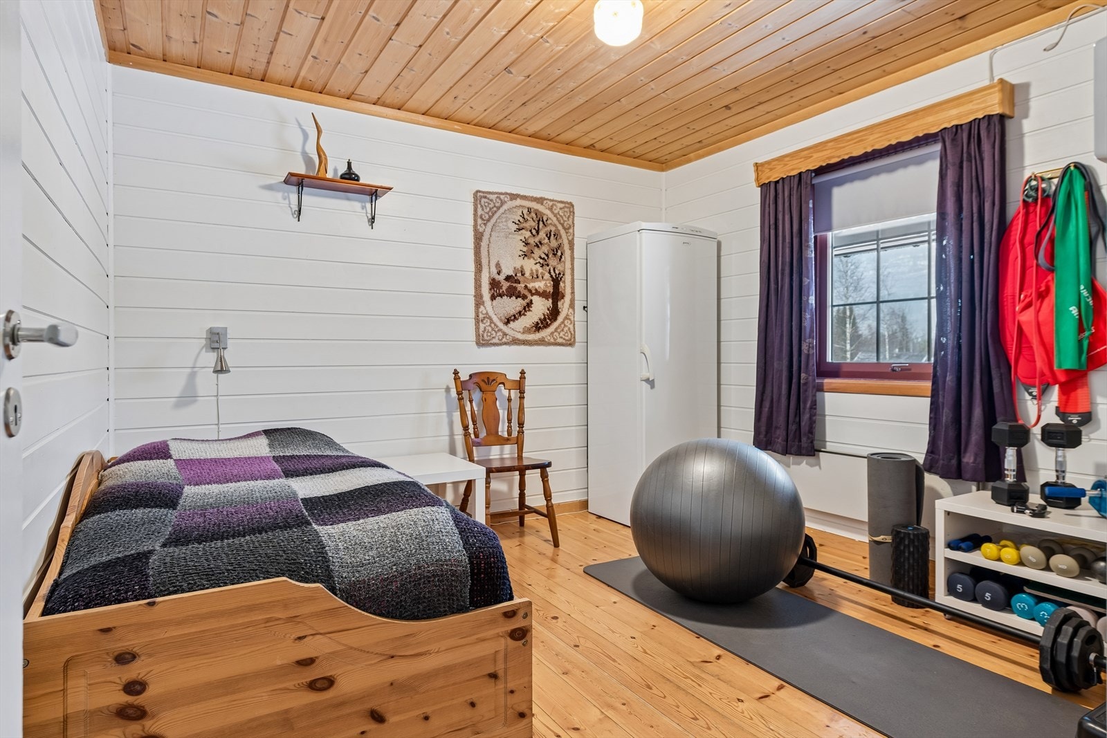 Innredet rom i underetasjen som i dag brukes som soverom. Det er ikke søkt om bruksendring for dette rommet. Galleribilde