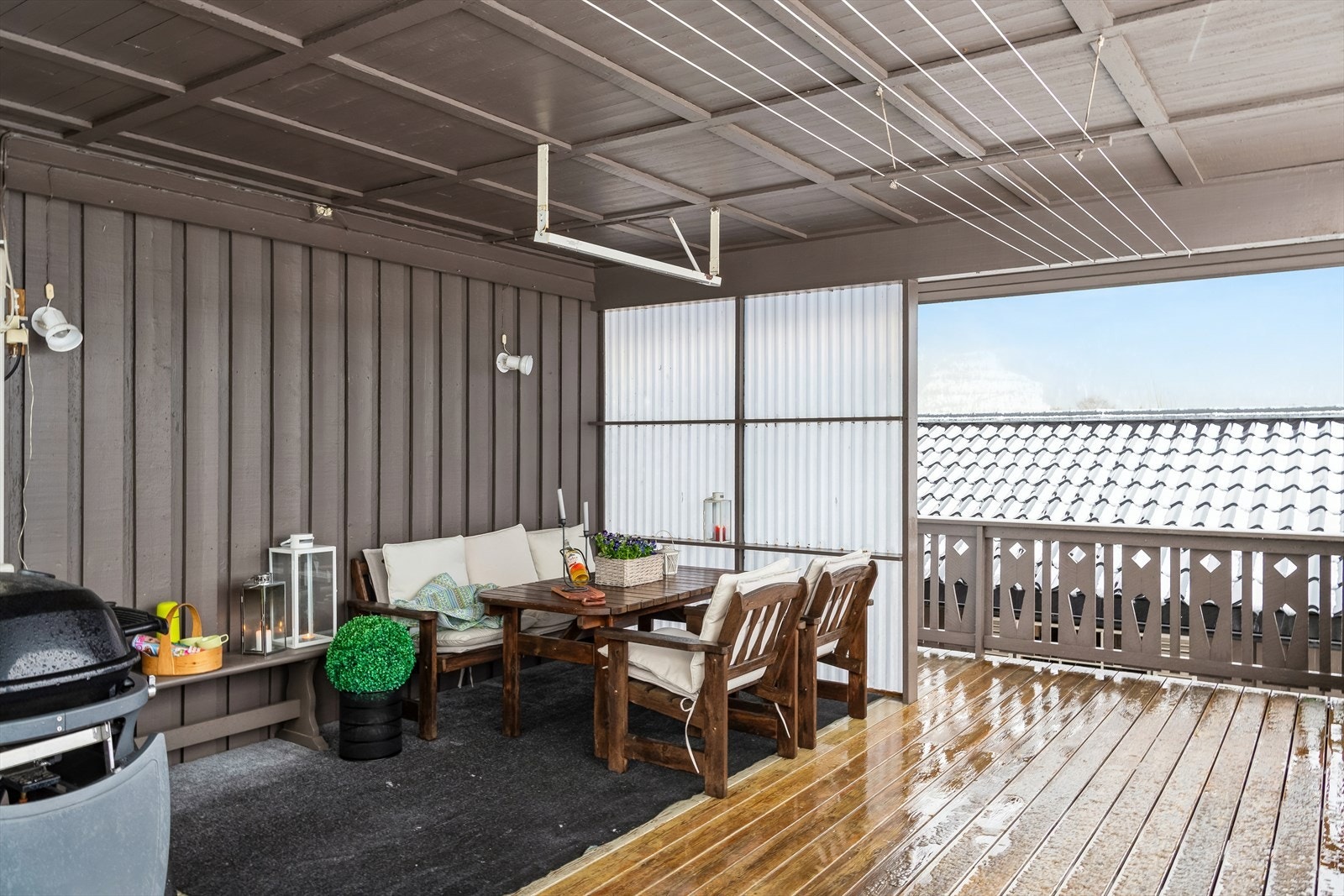 Den store terrassen på 39 m² er delvis overbygget, noe som forlenger brukstiden gjennom sesongen. Galleribilde