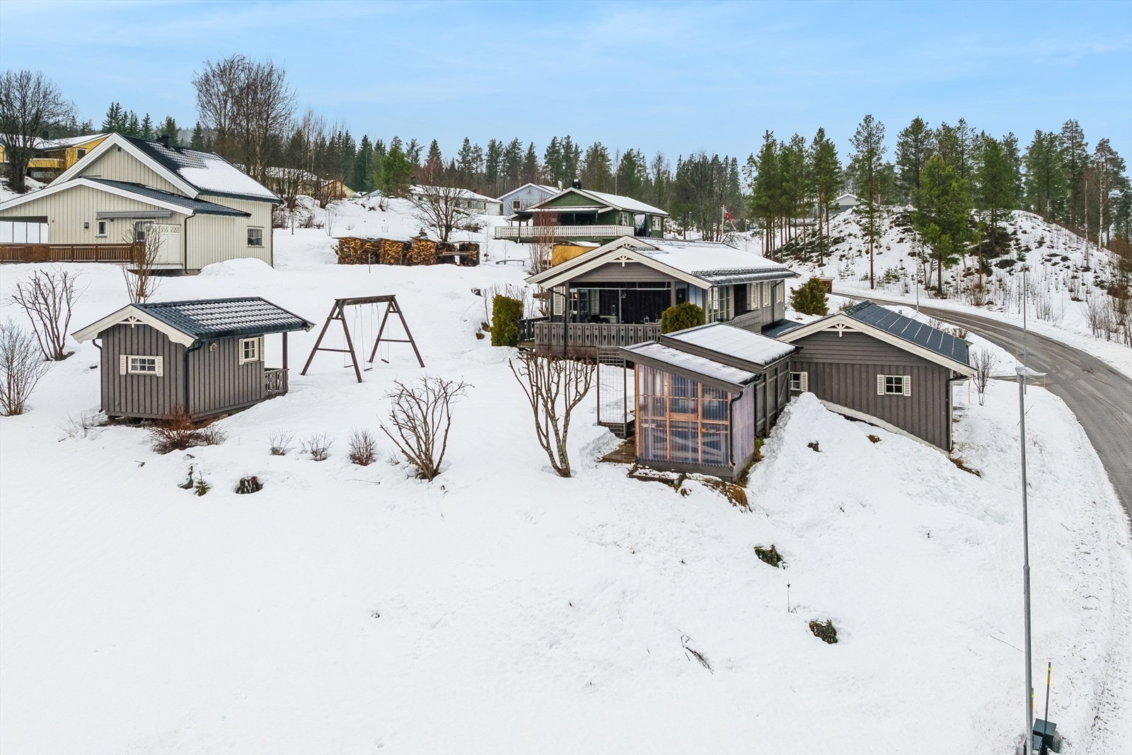 Den sør- og østvendte tomten er opparbeidet med plen, beplantning, lekestue og flere hyggelige uteplasser. Galleribilde