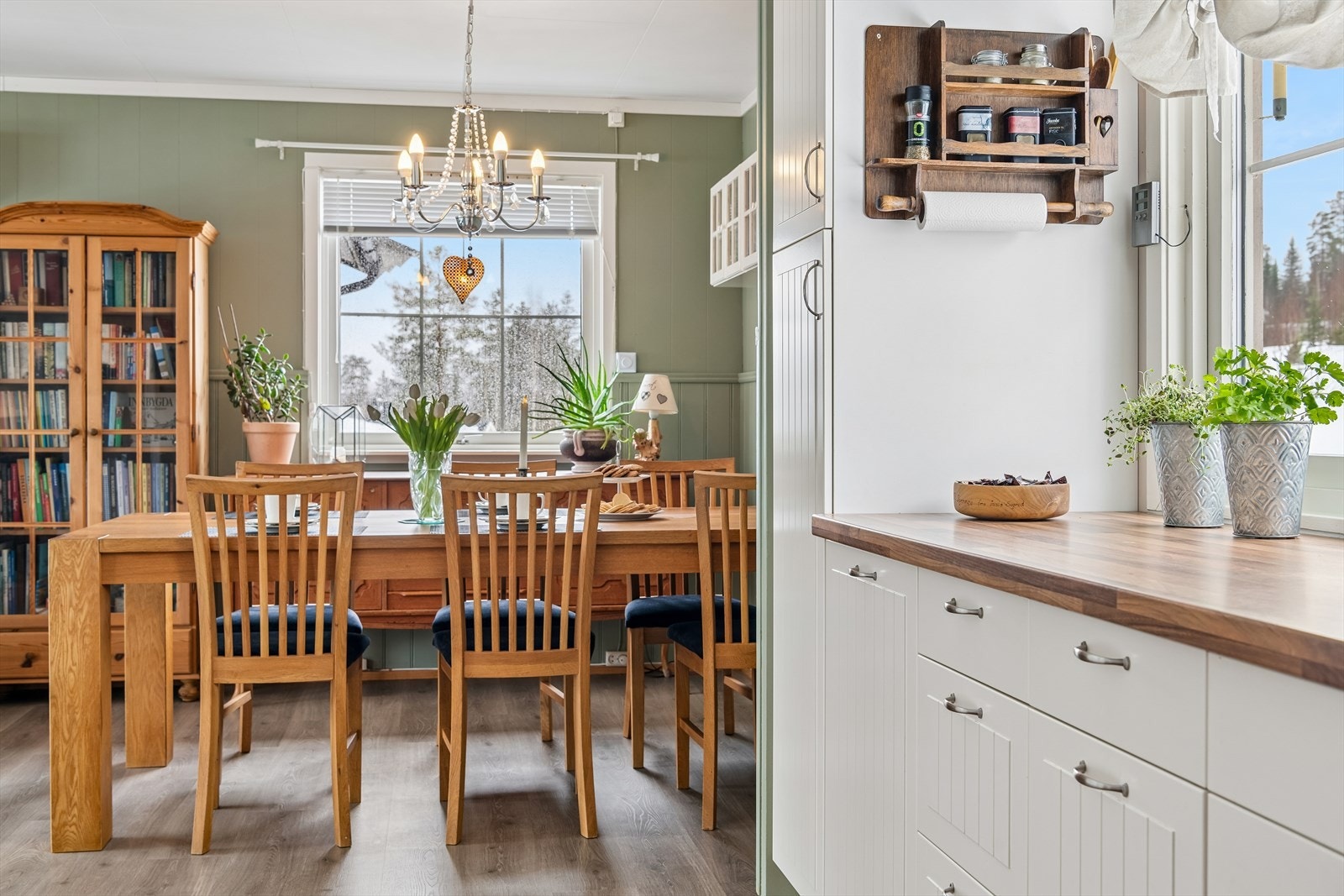 Fra kjøkkenet er det en åpen og sosial overgang til spisestuen. Galleribilde