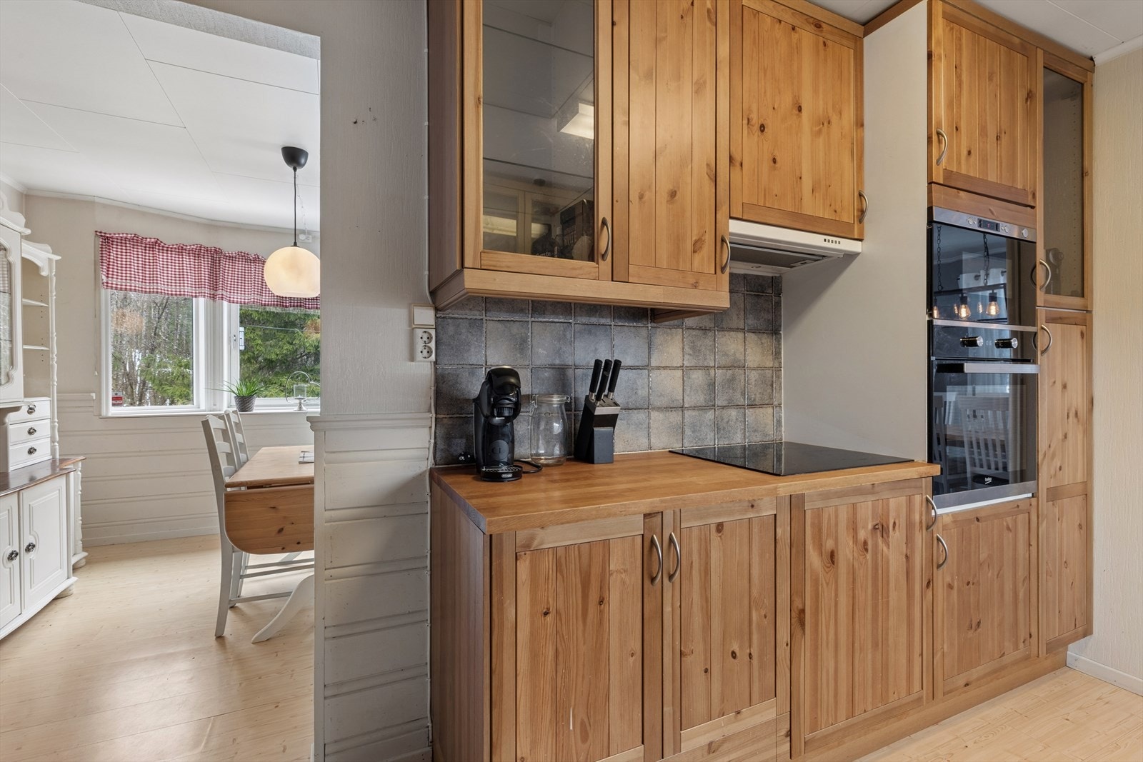 Kjøkkenet har godt med skap og benkeplass. Galleribilde