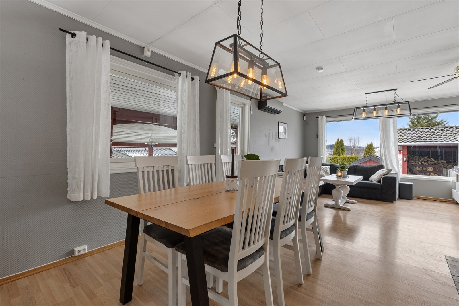 God plass til spisebord der man kan samle familie og venner til hyggelige sammenkomster. Galleribilde