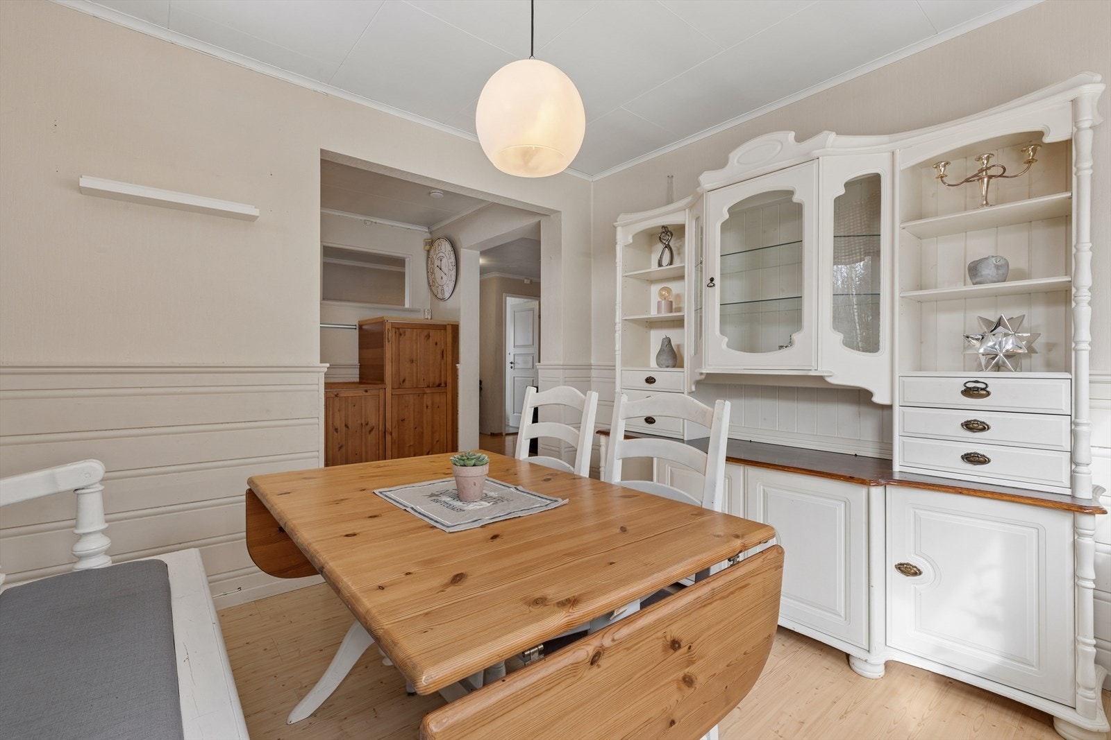 Spisestue med plass til bord og annet ønsket innventar. Galleribilde