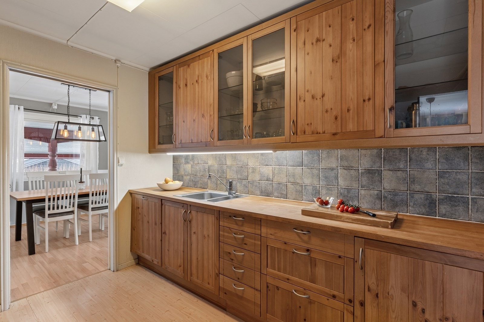 Integrert platetopp, stekeovn, micro, oppvaskmaskin og kjøleskap. Galleribilde