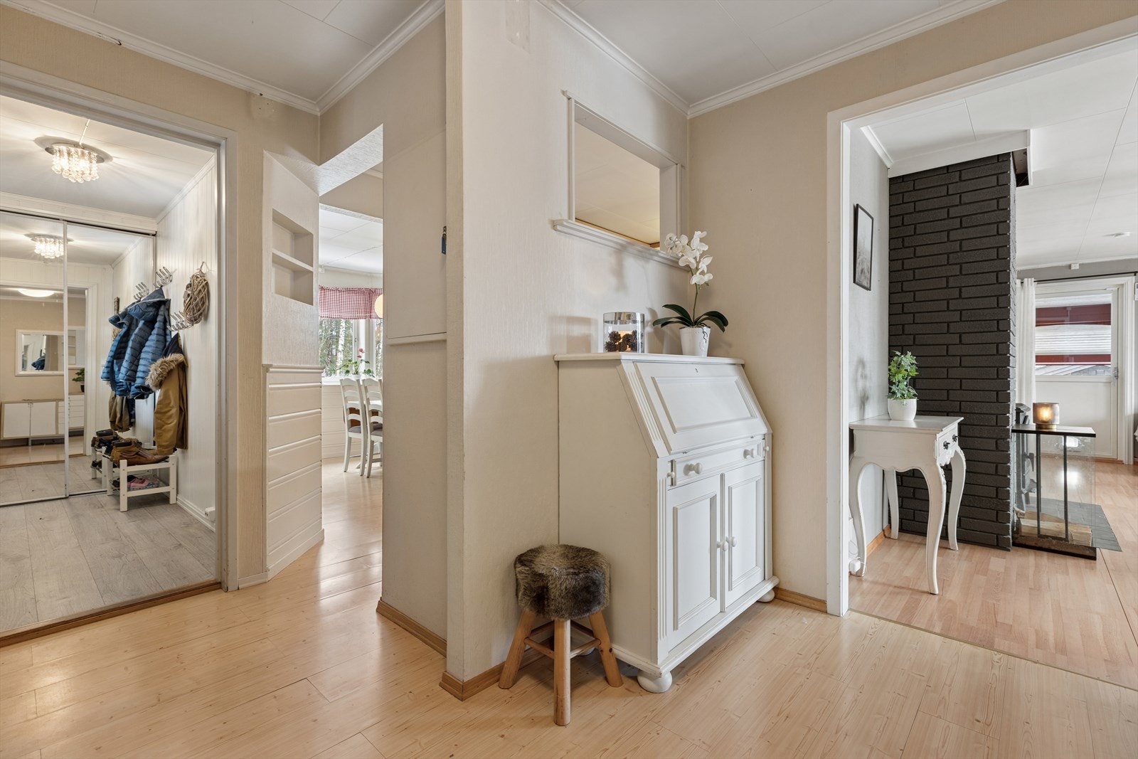 Det første som møter deg når du kommer inn er en entré med plass til sko og yttertøy i en praktisk skyvedrørsgarderobe med speilfronter. Galleribilde