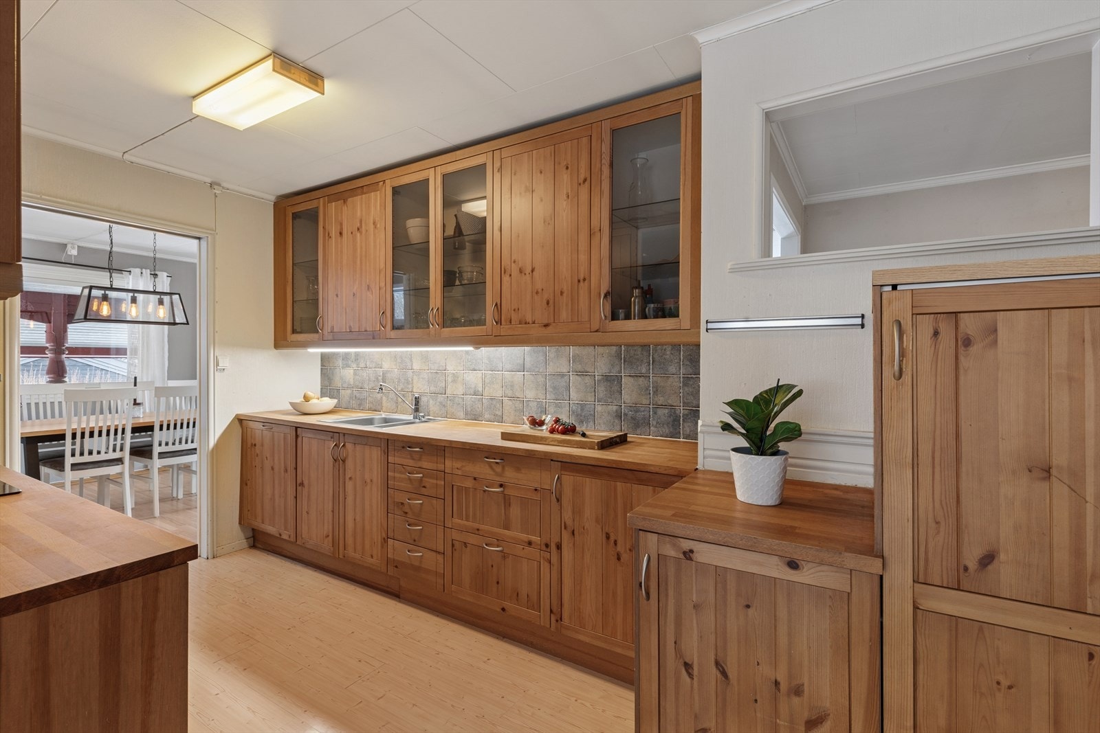 Kjøkkeninnredning med profilerte fronter og heltre benkeplate med oppvaskkum. Galleribilde