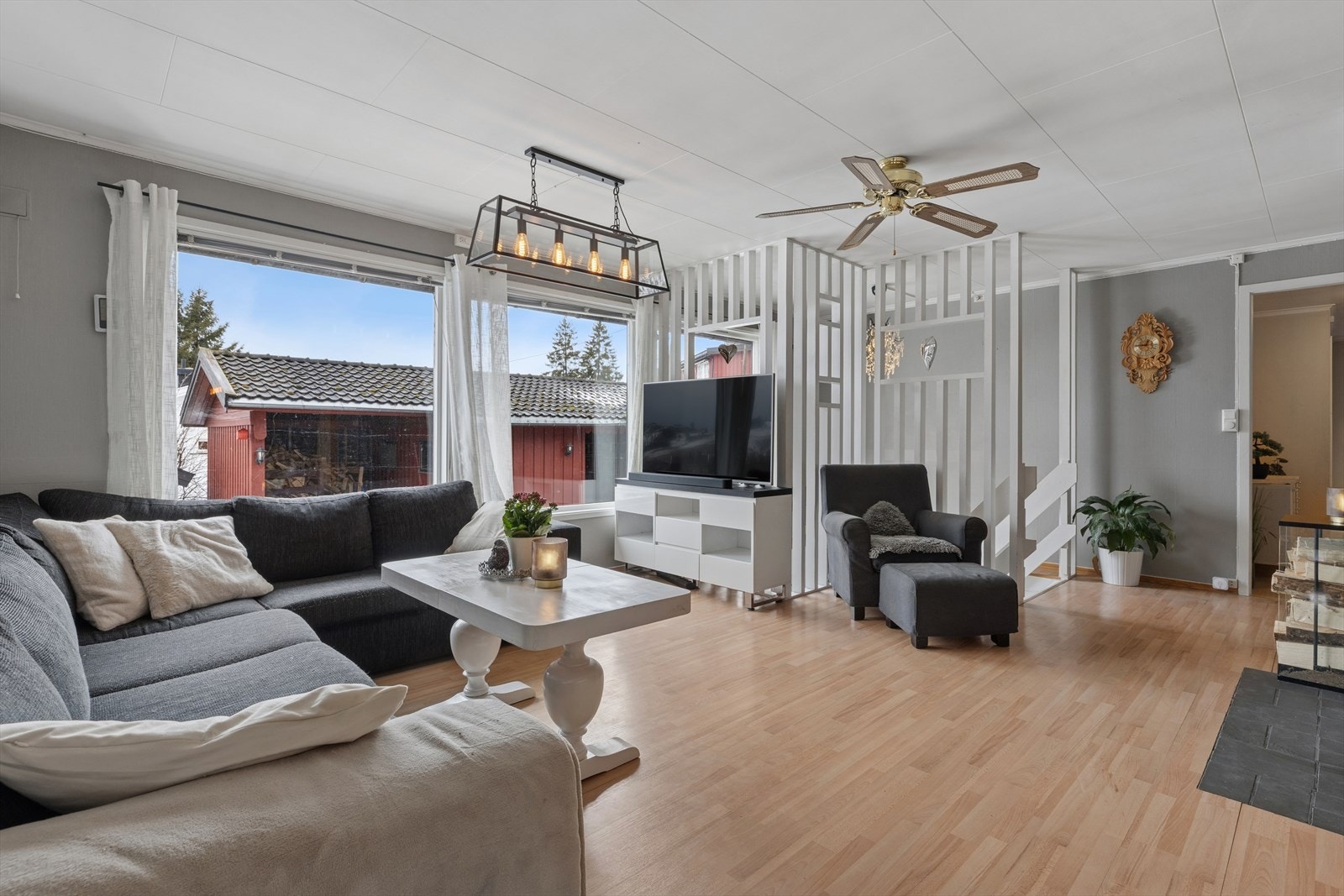 Innbydende stue med god plass til sofagruppe og annet ønsket innventar. Galleribilde