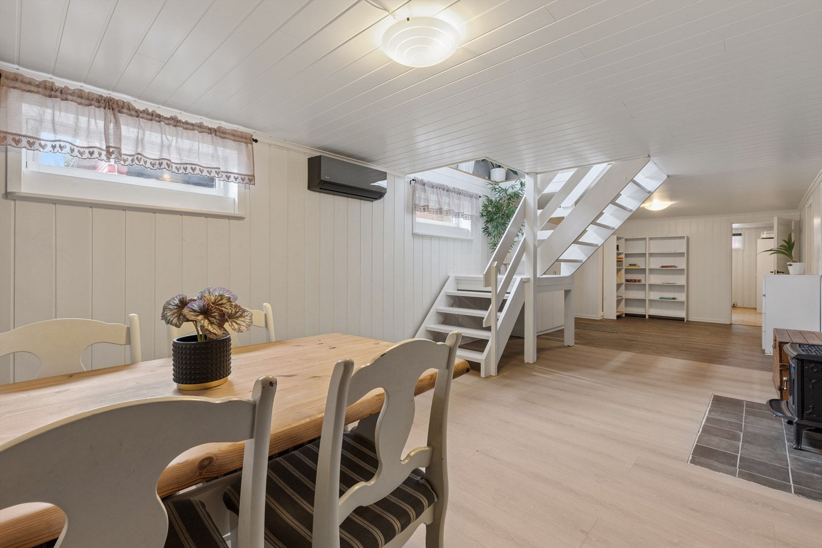 Kjellerstue med god plass til sofa og tv-seksjon. Galleribilde