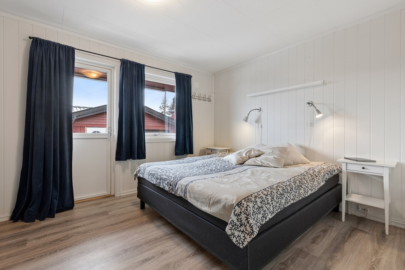 Hovedsoverommet er av god størrelse og har plass til seng og garderobeskap. Fra soverommet er det utgang til balkong. Galleribilde