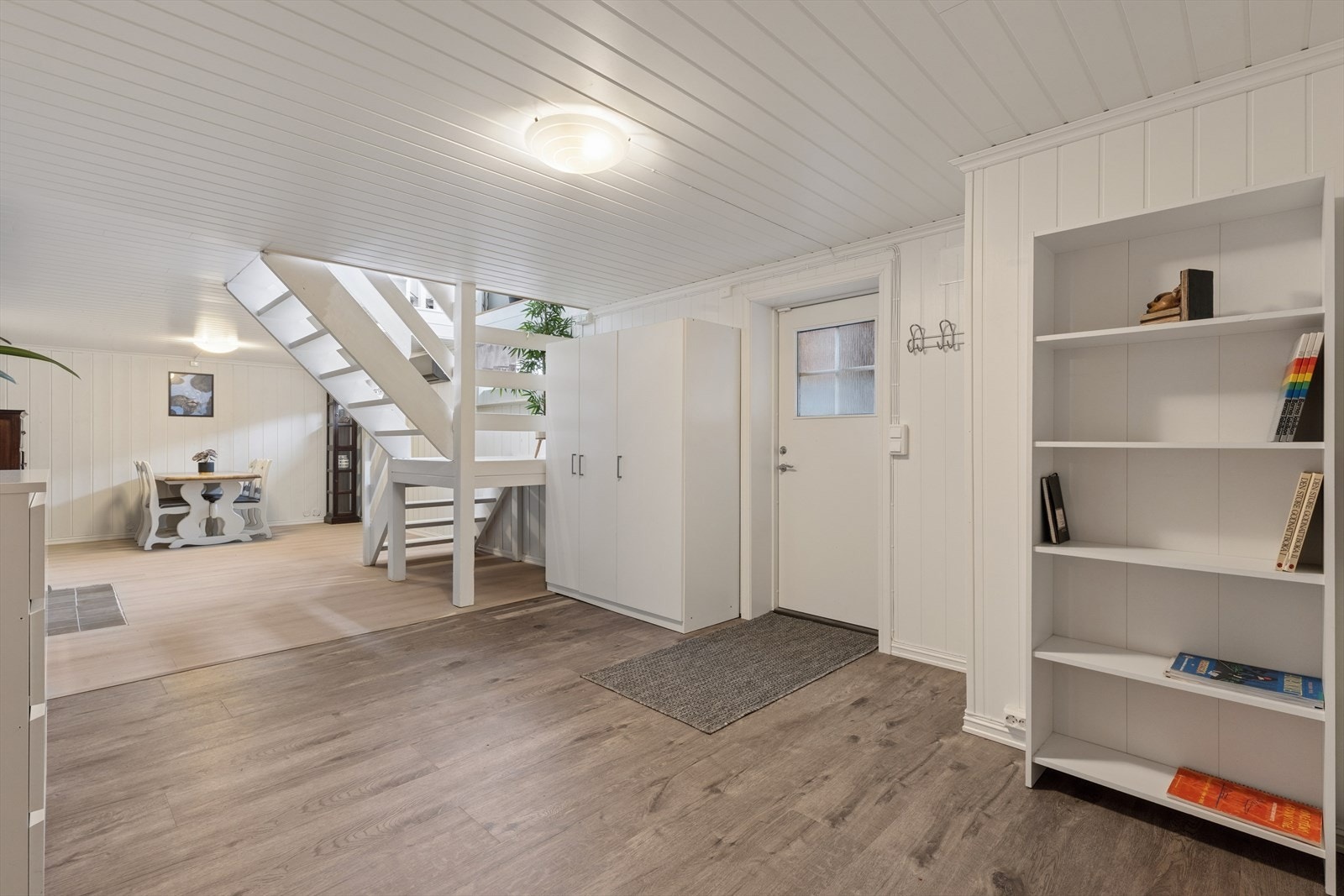 Her er det også peisovn og varmepumpe. Det er i nyere tid etablert utgang fra kjellerstuen. Galleribilde