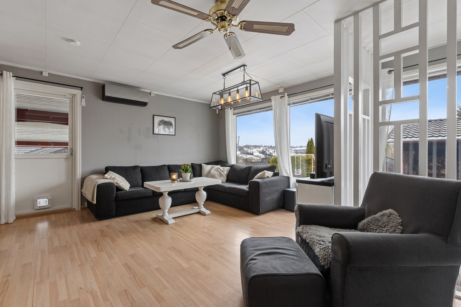 Store vindusflater slipper inn rikelig med naturlig lys. Galleribilde