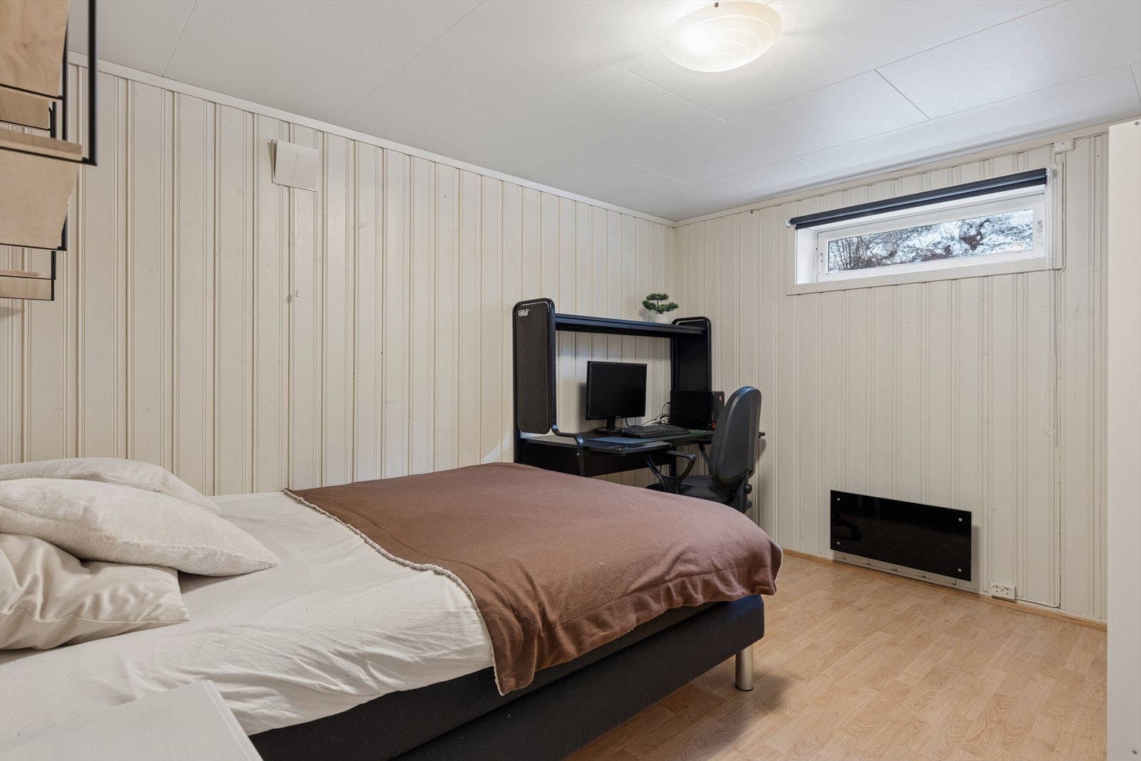 Soverom 4. Det gjøres spesielt oppmerksom på at vindu ikke tilfredstiller dagens krav til lysinnslipp og størrelse. Det er rømningsvei i tilstøtende rom med utgang ut og trapp opp og røming er derfor ivaretatt. Galleribilde