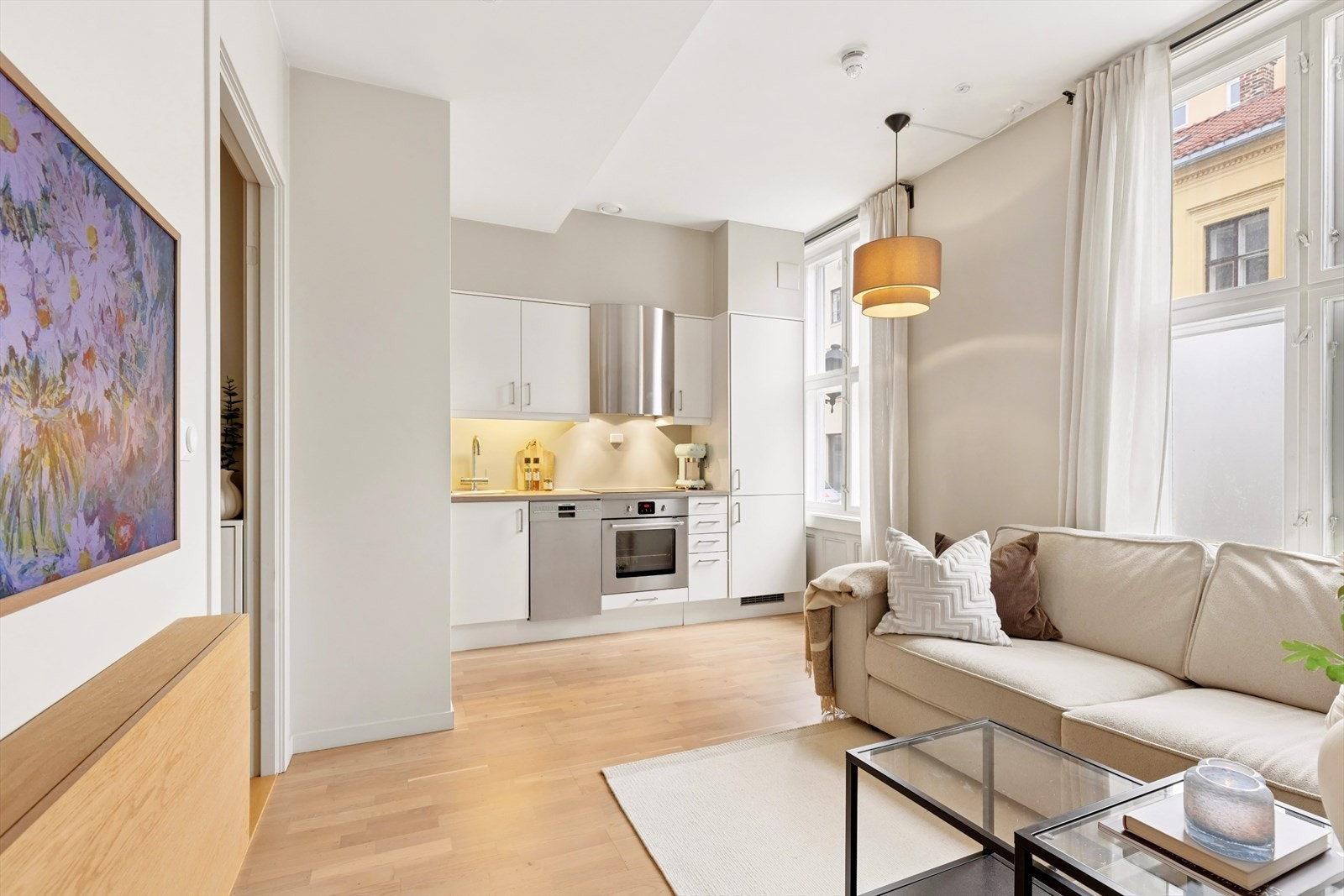 Leiligheten ligger i en klassisk og sjarmerende bygård. Leiligheten byr på en optimalisert planløsning, med generøs takhøyde og moderne overflater i tidsriktige farger. Leiligheten vender mot sør som gir rikelig med dagslys inn i leiligheten. Galleribilde