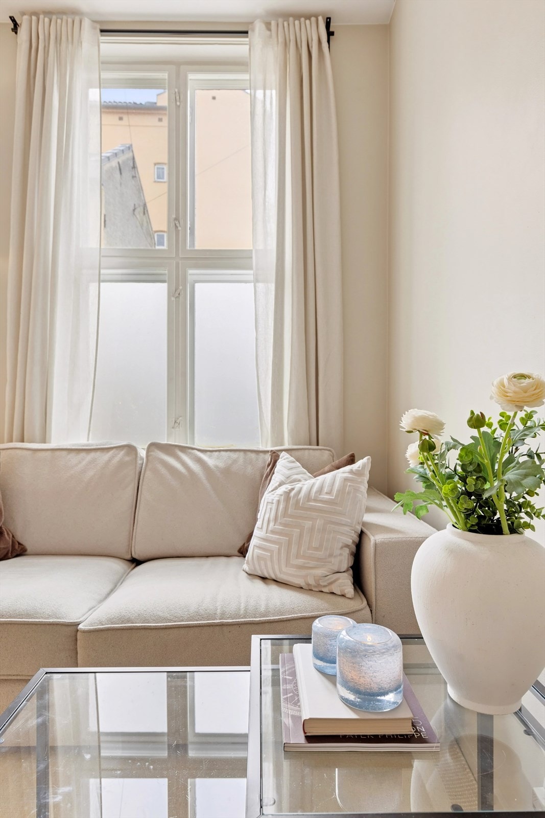 Leiligheten har en gjennomgående pen standard med parkettgulv som gir et varmt og innbydende preg. Veggene har malte flater i nøytrale toner som gir et lyst og moderne uttrykk, og de malte himlingene bidrar til en helhetlig og stilren finish. Galleribilde