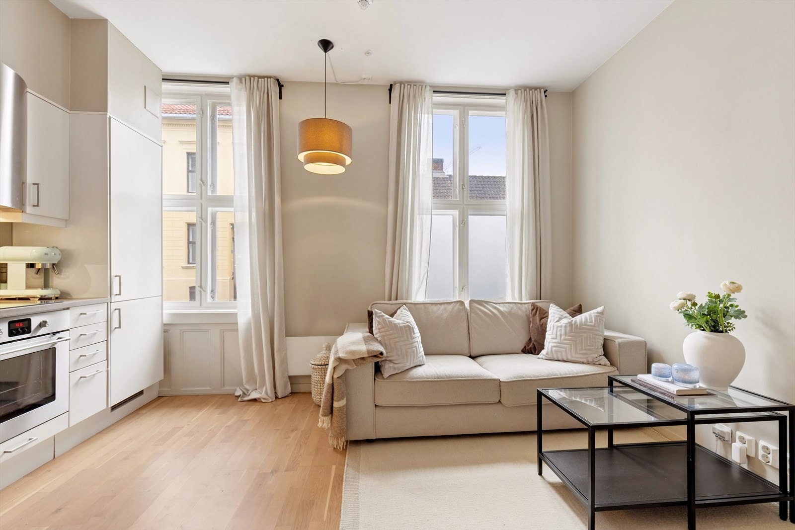 Bygget ble modernisert i 2014, men har bevart det klassiske og vakre preget med lyse fasader pyntet med stukatur. Stuen størrelse gir god plass til separat sofa- og spisegruppe. Galleribilde