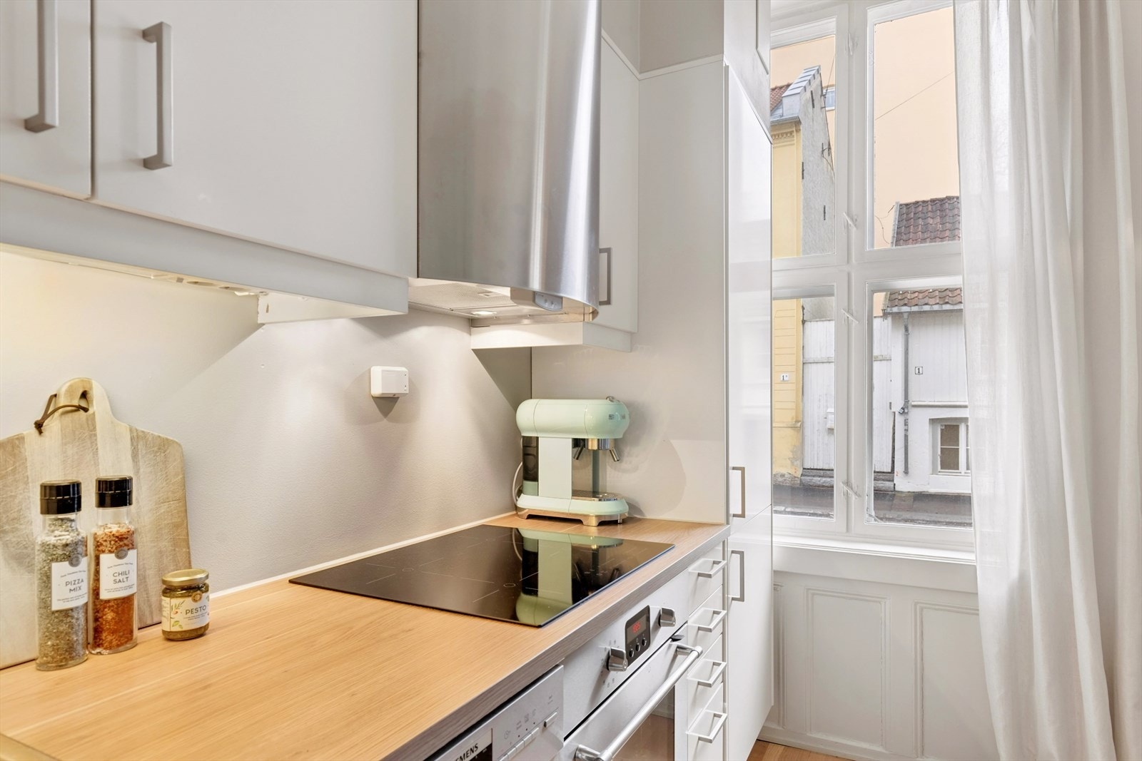 Kjøkkenet er utstyrt med kjøl/fryseskap, oppvaskmaskin, platetopp og stekeovn. Avtrekk skjer via balansert ventilasjonsanlegg, som bidrar til et godt inneklima også på kjøkkenet. Galleribilde