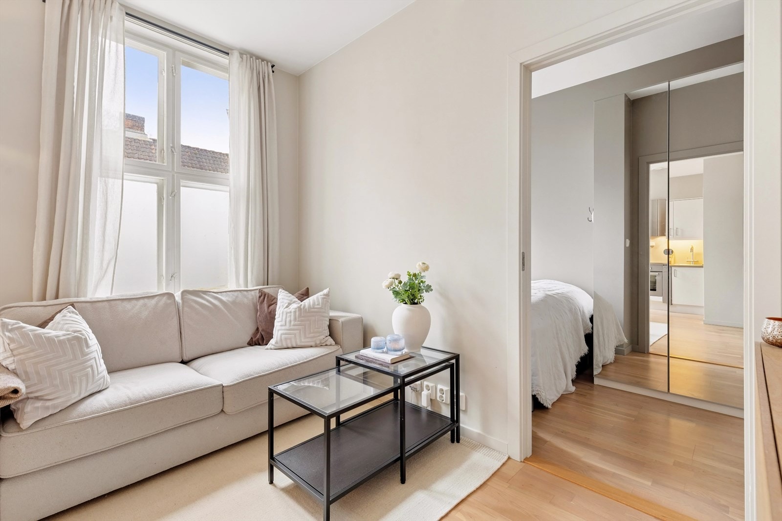 Stuen er enkel å innrede, og har plass til både sofagruppe, spisemøbel og god plass til tv hengt på vegg. Galleribilde