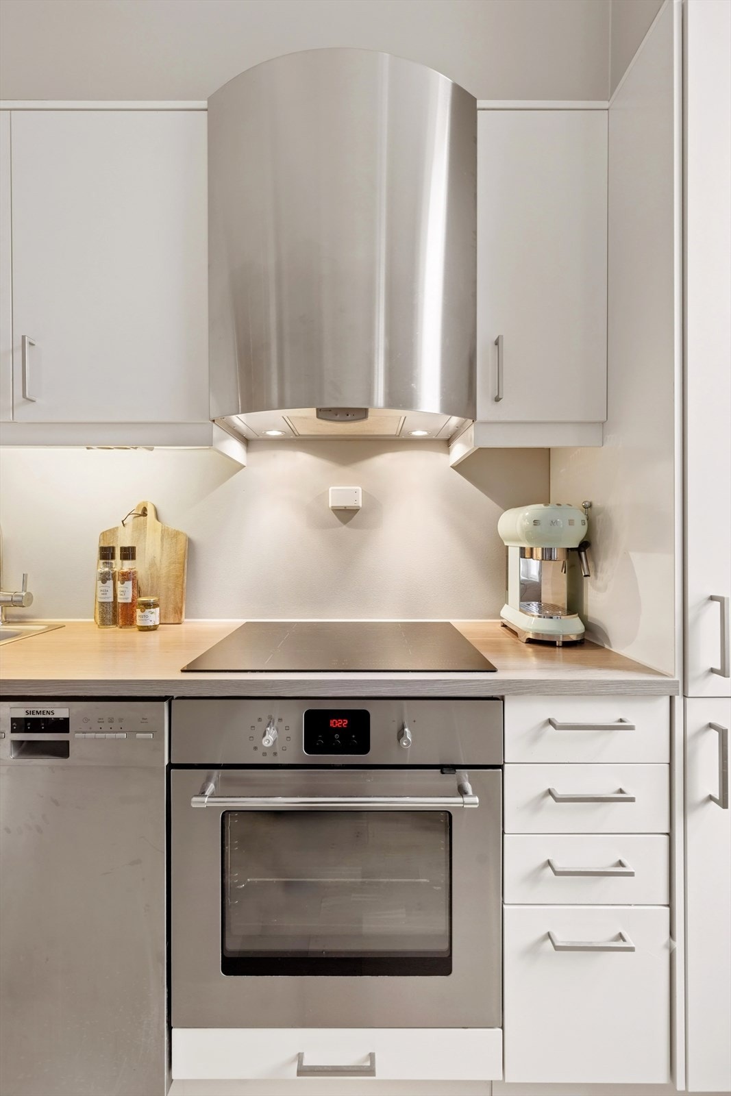 Kjøkkenet er utstyrt med kjøl/fryseskap, oppvaskmaskin, platetopp og stekeovn. For økt trygghet er det installert både vannstoppsystem og komfyrvakt. Galleribilde