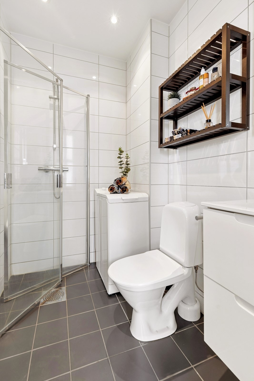 Balansert ventilasjon sørger for et godt inneklima og god ventilasjon på badet. Flislagt gulv og vegger. Galleribilde