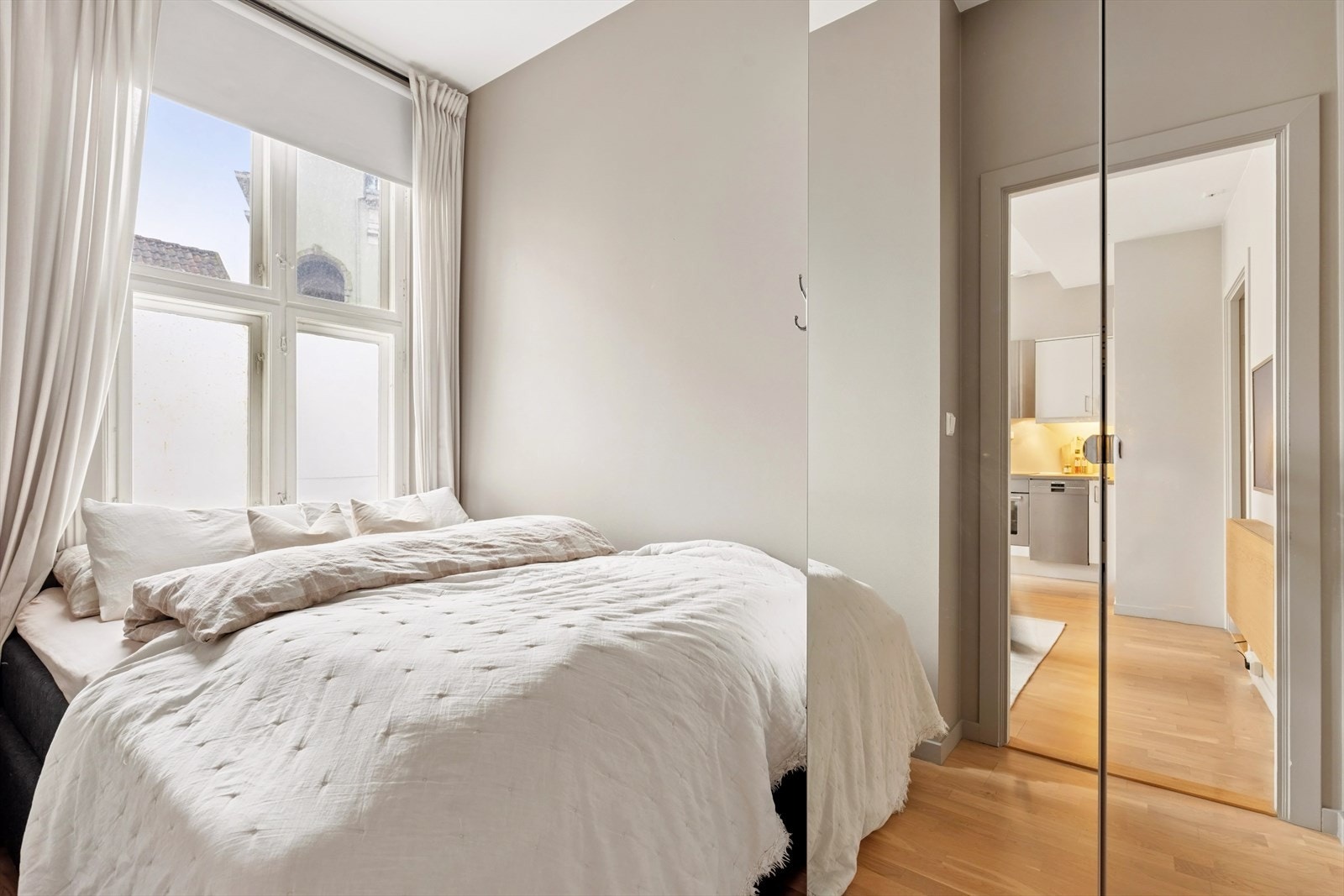 Soverom med plass til bred seng og garderobe. Galleribilde