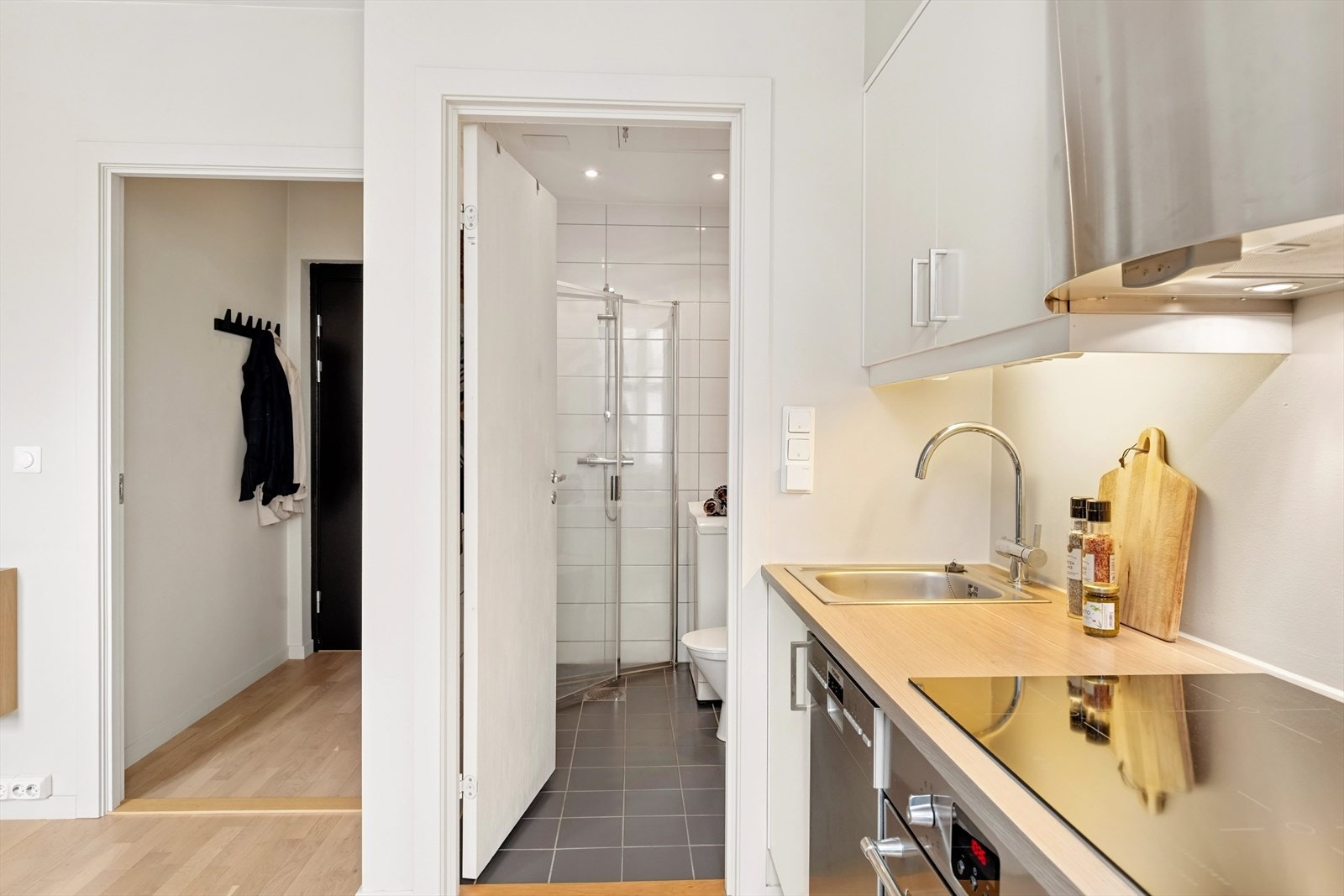 Leiligheten har fult utstyrt bad fra 2014. Galleribilde