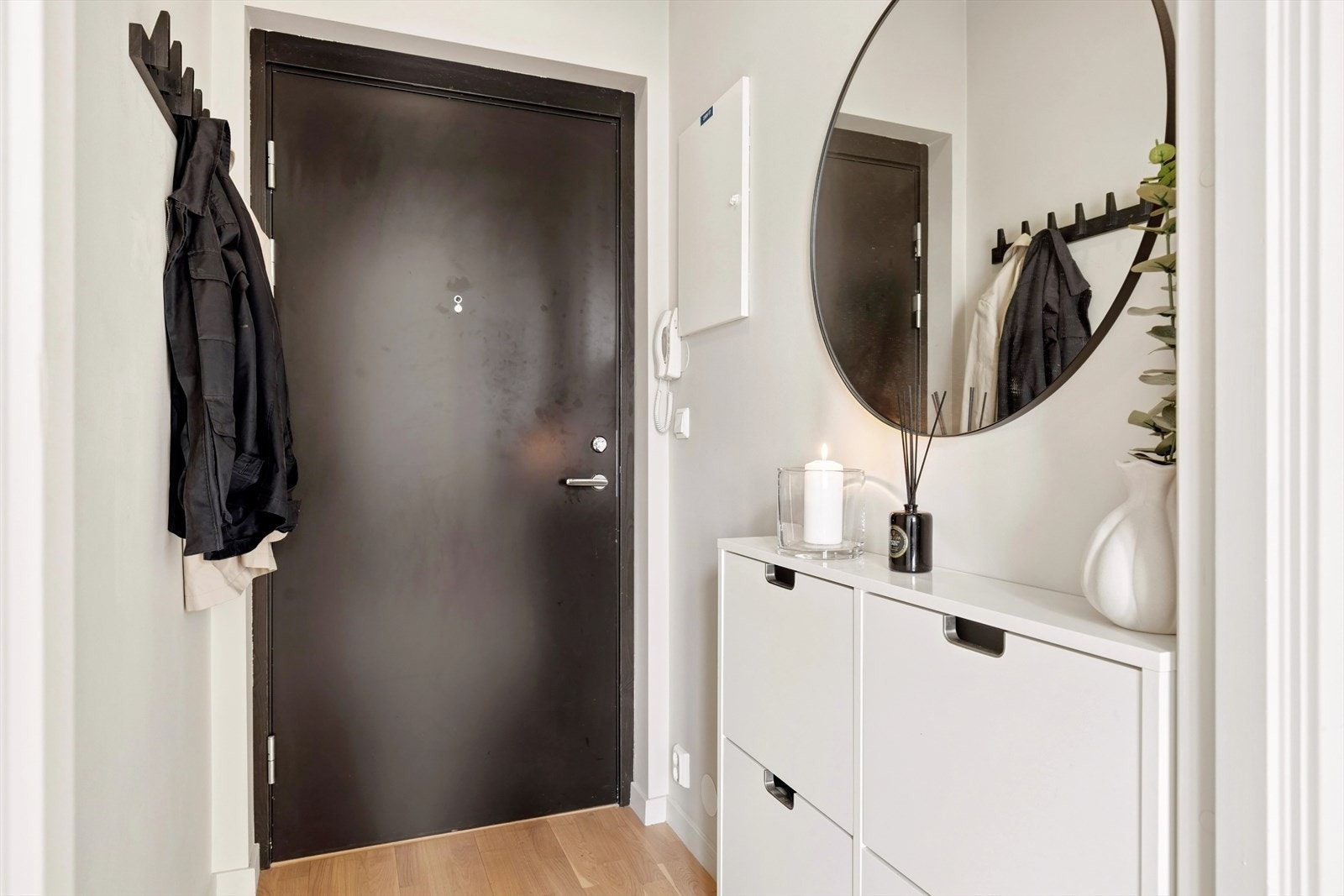 Velkommen inn! Leiligheten byr på egen, lys og innbydende entré med plass til å henge fra seg yttertøy og plass for oppbevaring. Galleribilde