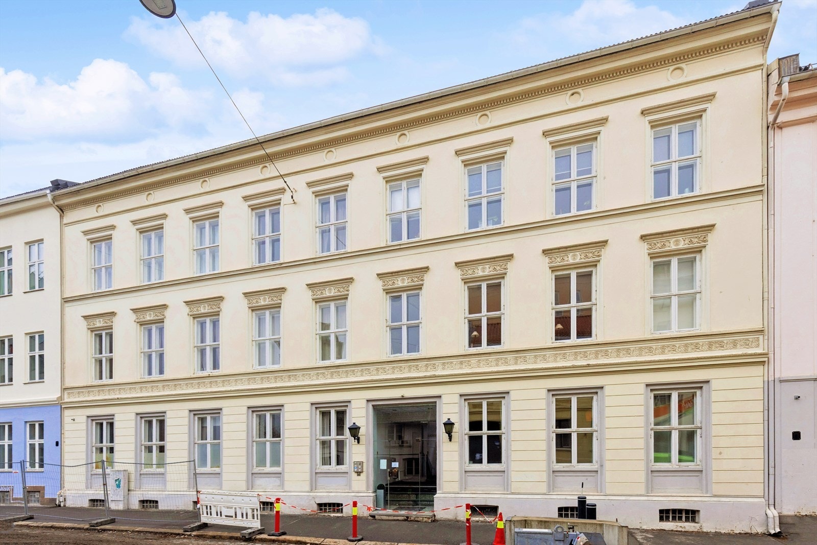 Bygget ble modernisert i 2014, men har bevart det klassiske og vakre preget med lyse fasader pyntet med stukatur. Galleribilde