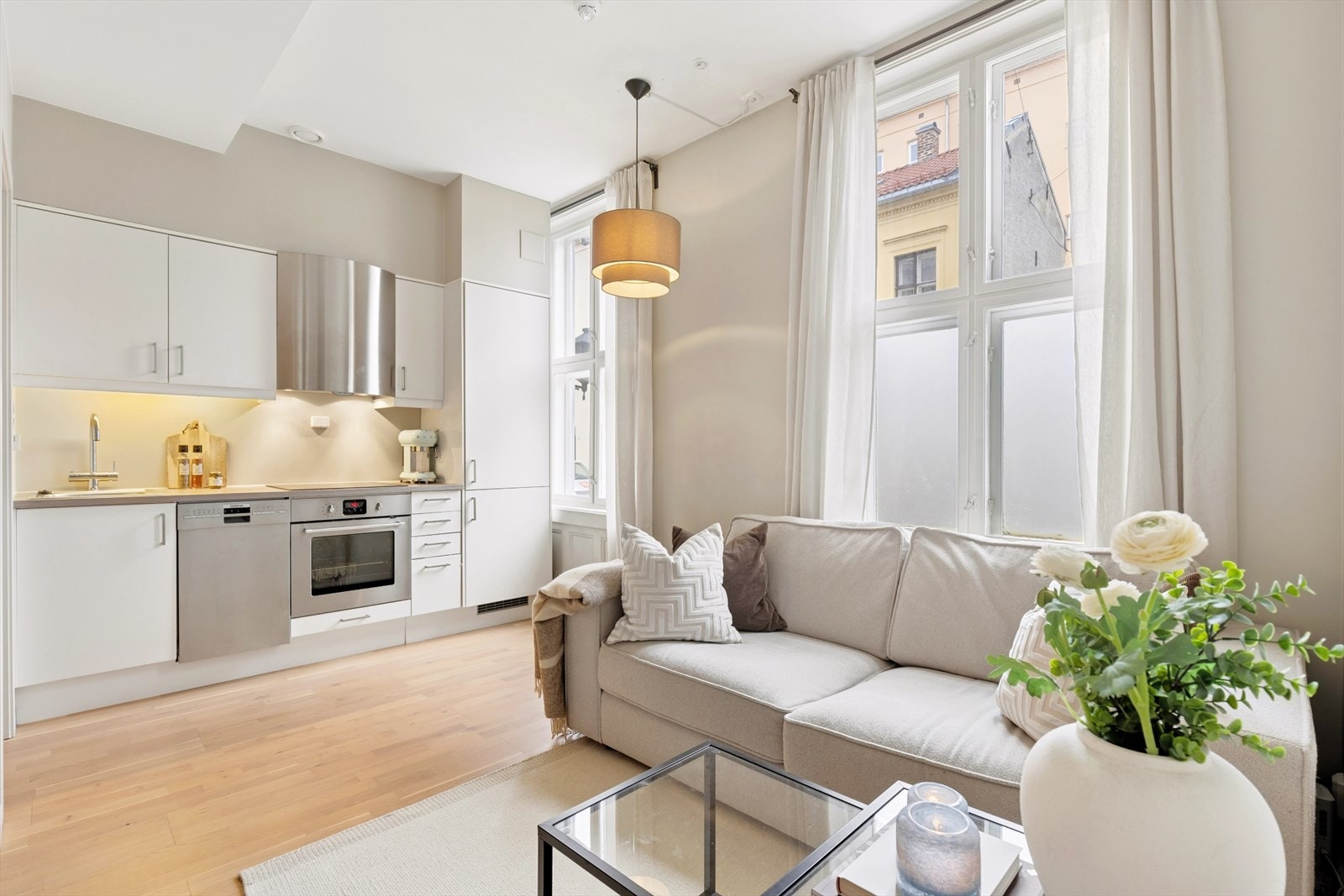 Anders Jørstad (957 63 922) har gleden av å presentere moderne, klassisk og tilbaketrukket selveid 2-roms i høy 1. etasje med lave felleskostander (Kr 1 481,-). Perfekt for førstegangskjøpere eller utleie! Galleribilde