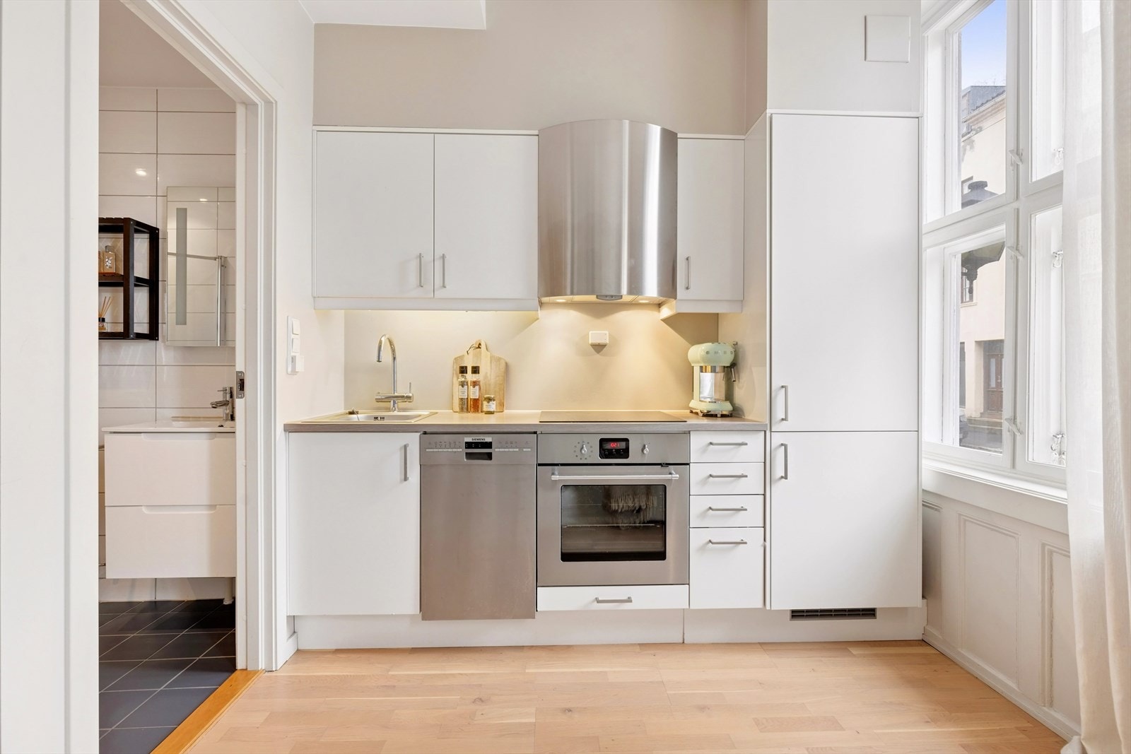 Kjøkkenet har en praktisk innredning med glatte fronter som gir et stilrent uttrykk. Galleribilde