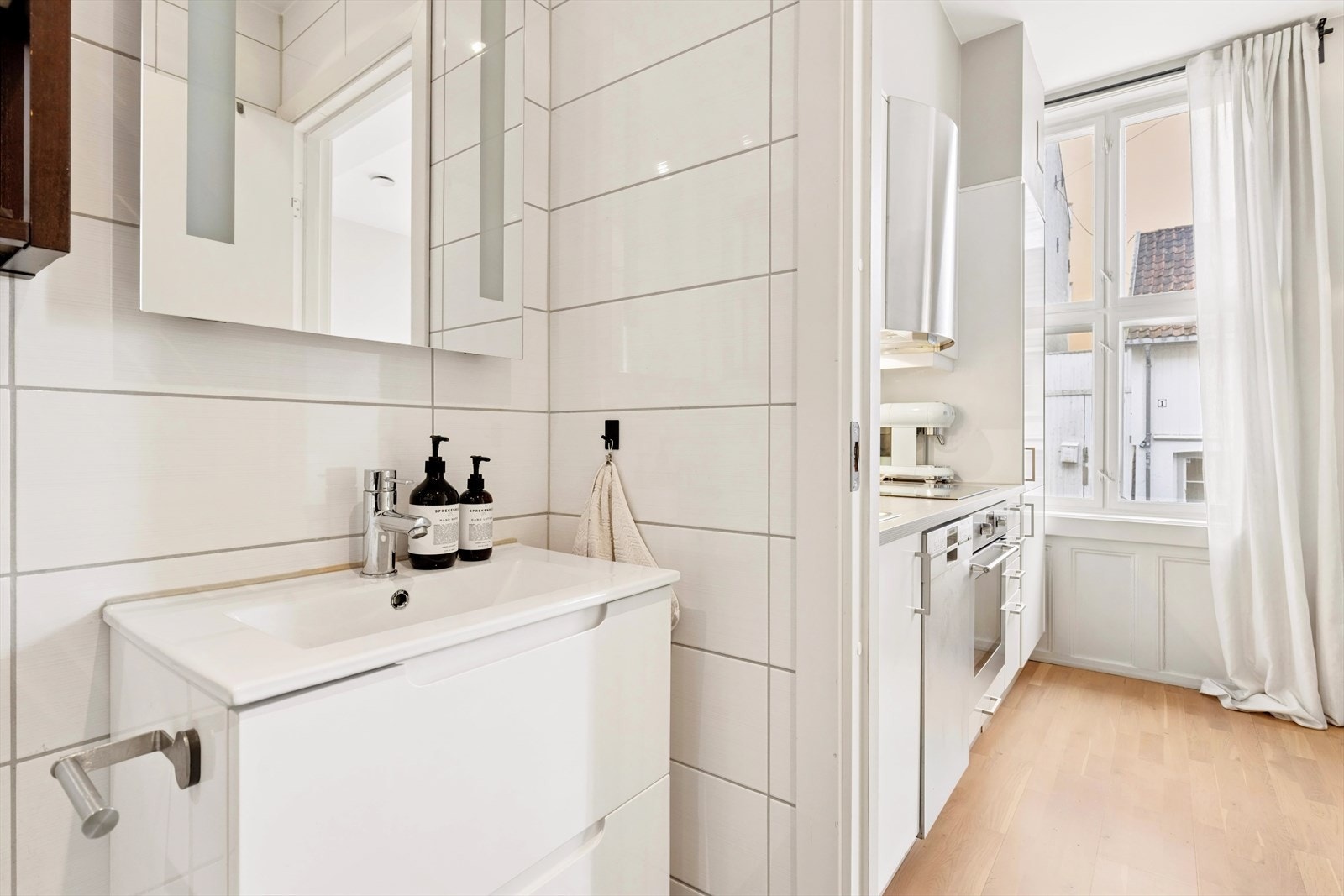 Leilighten har egen varmtvannstank på 120L. Badet er gost belyst med downlights i himling. Galleribilde