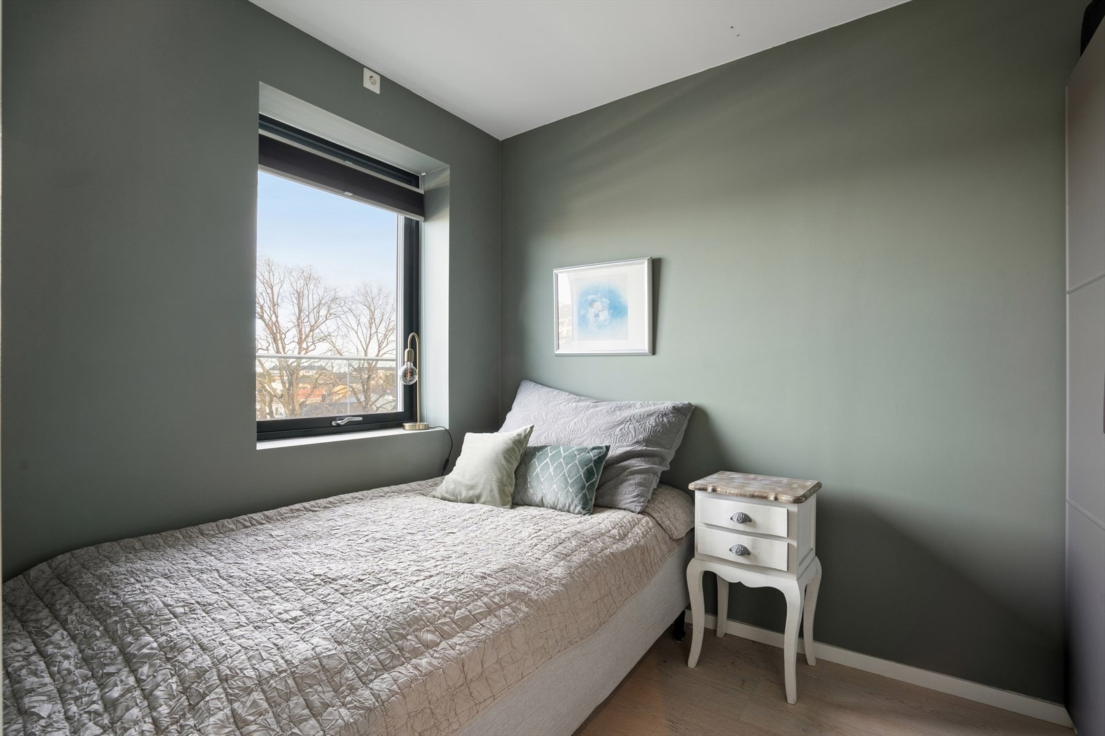 Veggene er malt i lune farger. Galleribilde