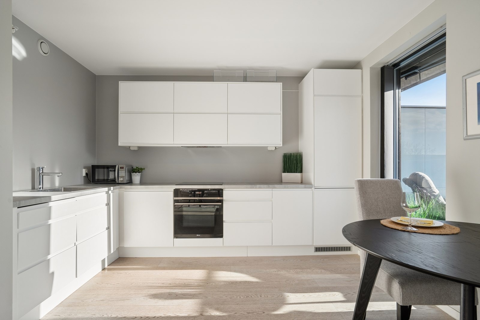 Av hvitevarer er det integrert kjøl/fryseskap, oppvaskmaskin, komfyr og platetopp. Galleribilde