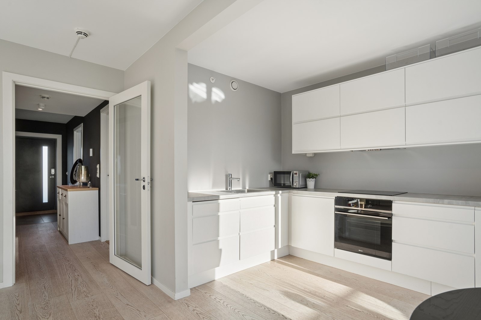 I hele leiligheten er det lagt herdet tregulv, og veggene er malt i lyse, behagelige fargetoner som gir et moderne og helhetlig uttrykk. Galleribilde