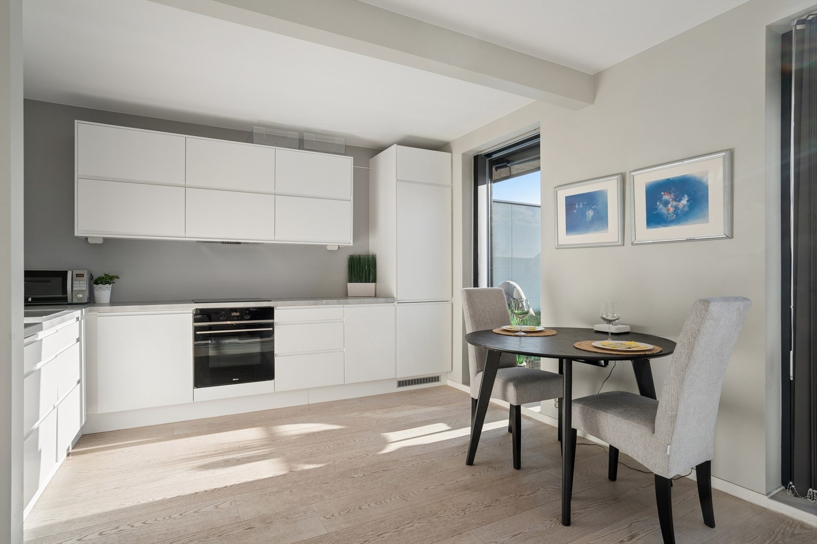 Kjøkkenet har en moderne og stilren innredning med glatte fronter, gode skap- og benkeløsninger samt integrerte hvitevarer. Galleribilde